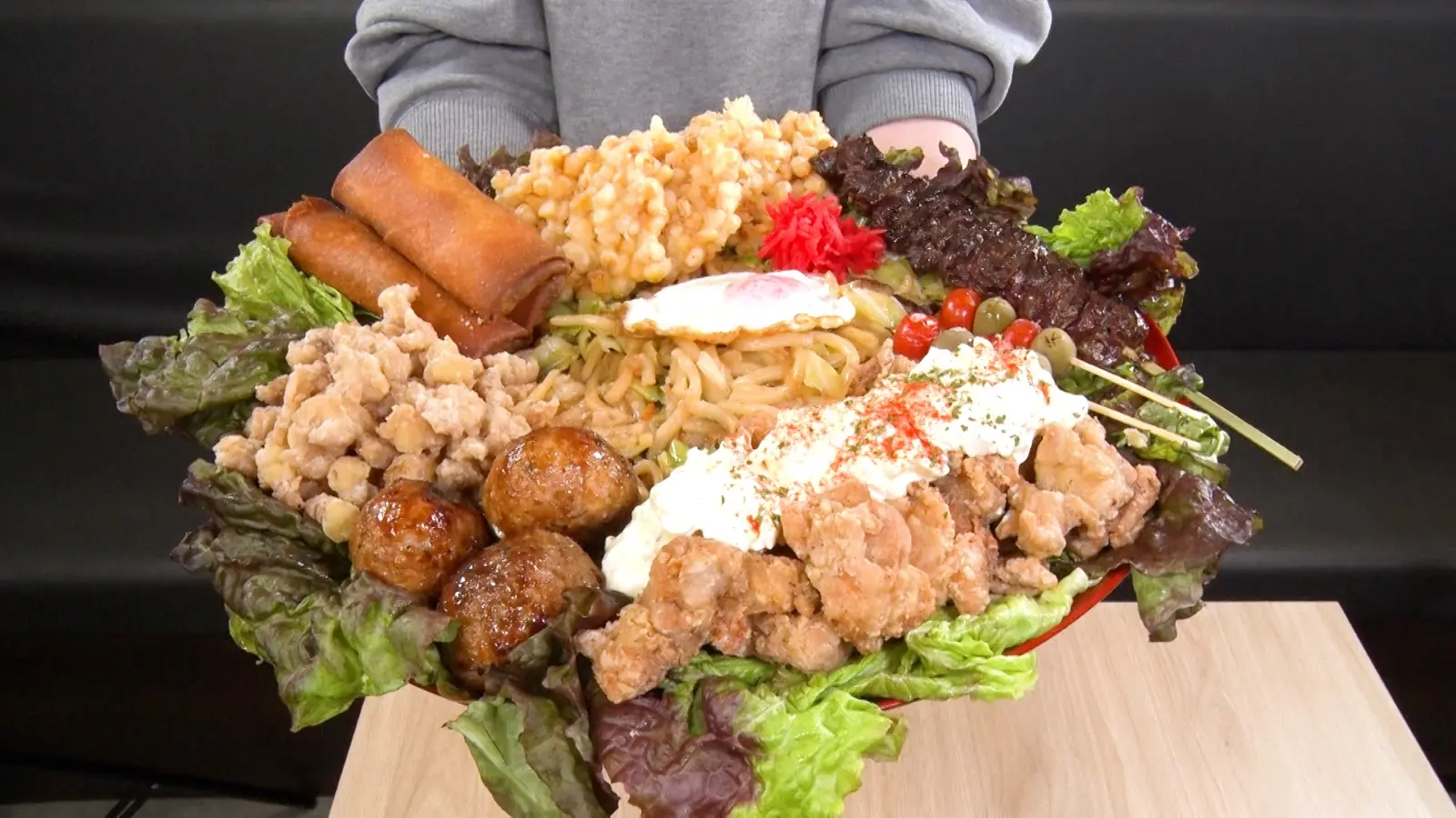 KEY TO LIT井上瑞稀がデカ盛りグルメに挑戦 “My箸”を持参して本気の大