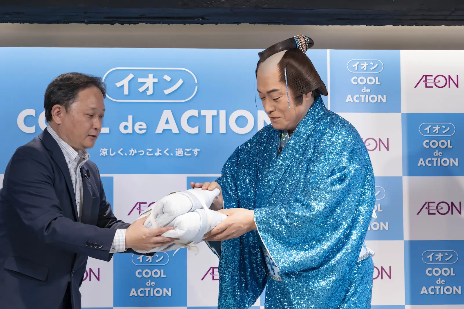 芸歴50周年・松平健、涼しさを体現したブルーのサンバ衣装で涼感