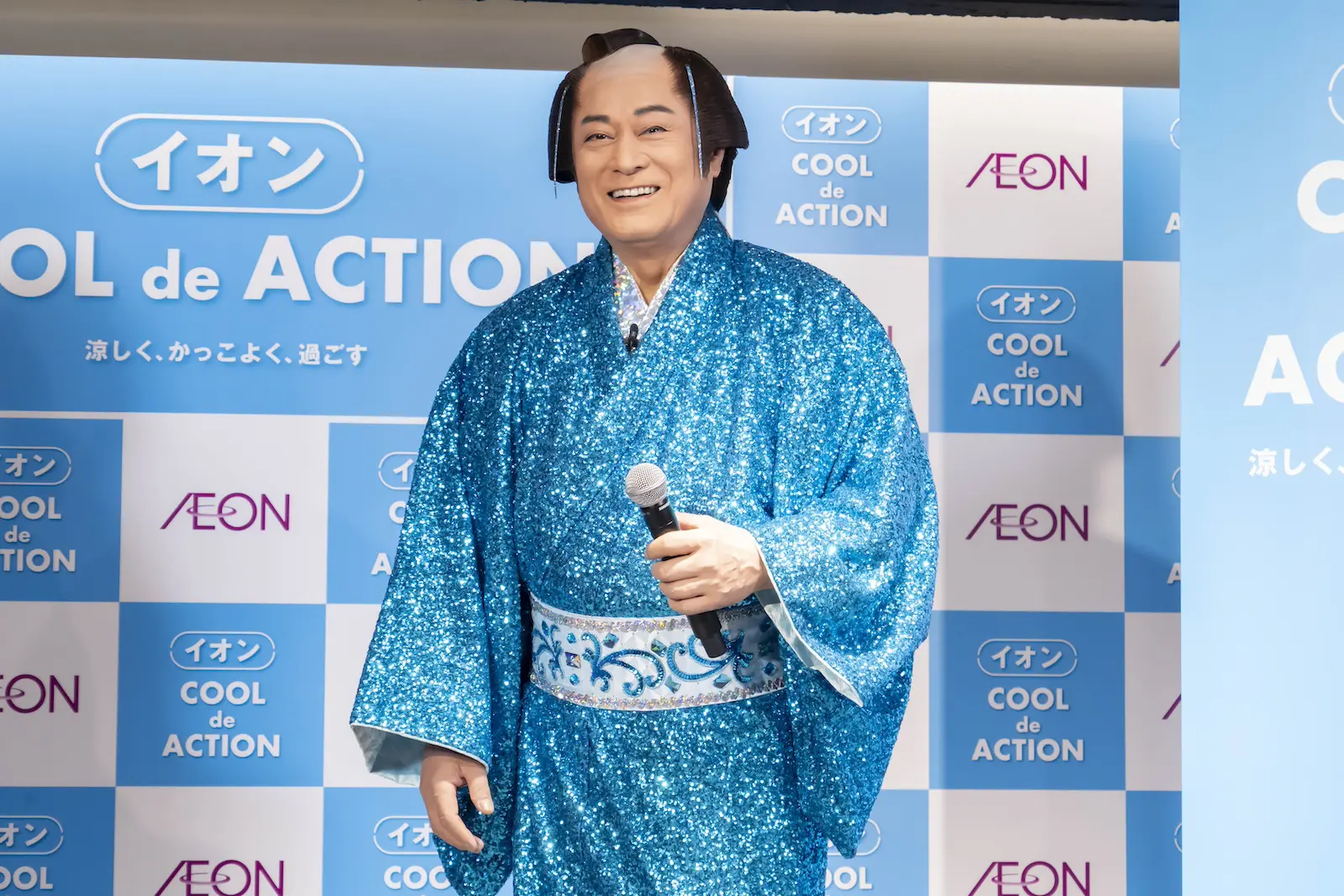 芸歴50周年・松平健、涼しさを体現したブルーのサンバ衣装で涼感