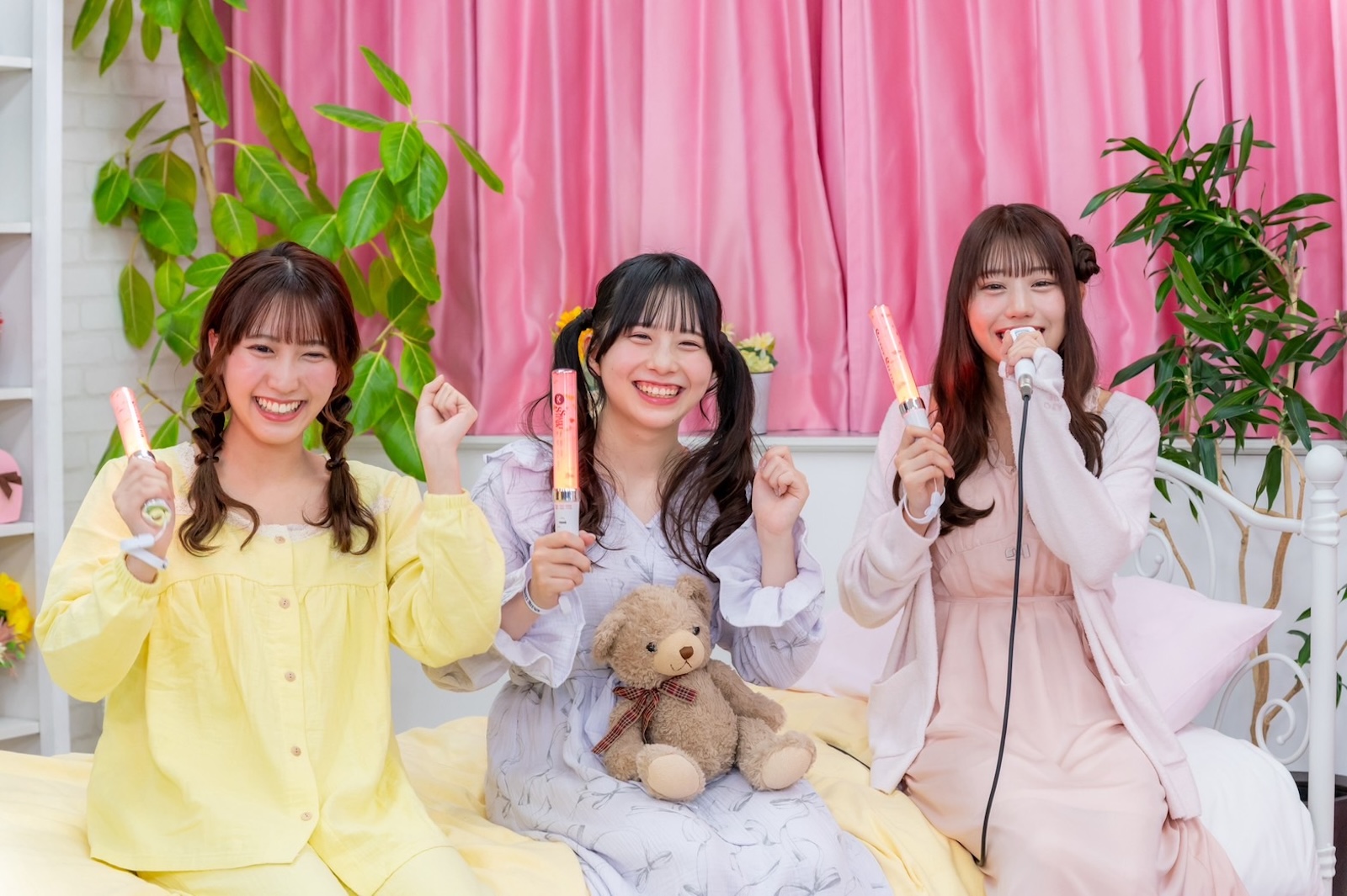 左から：山内咲奈、栗田なつか、白石まゆみ