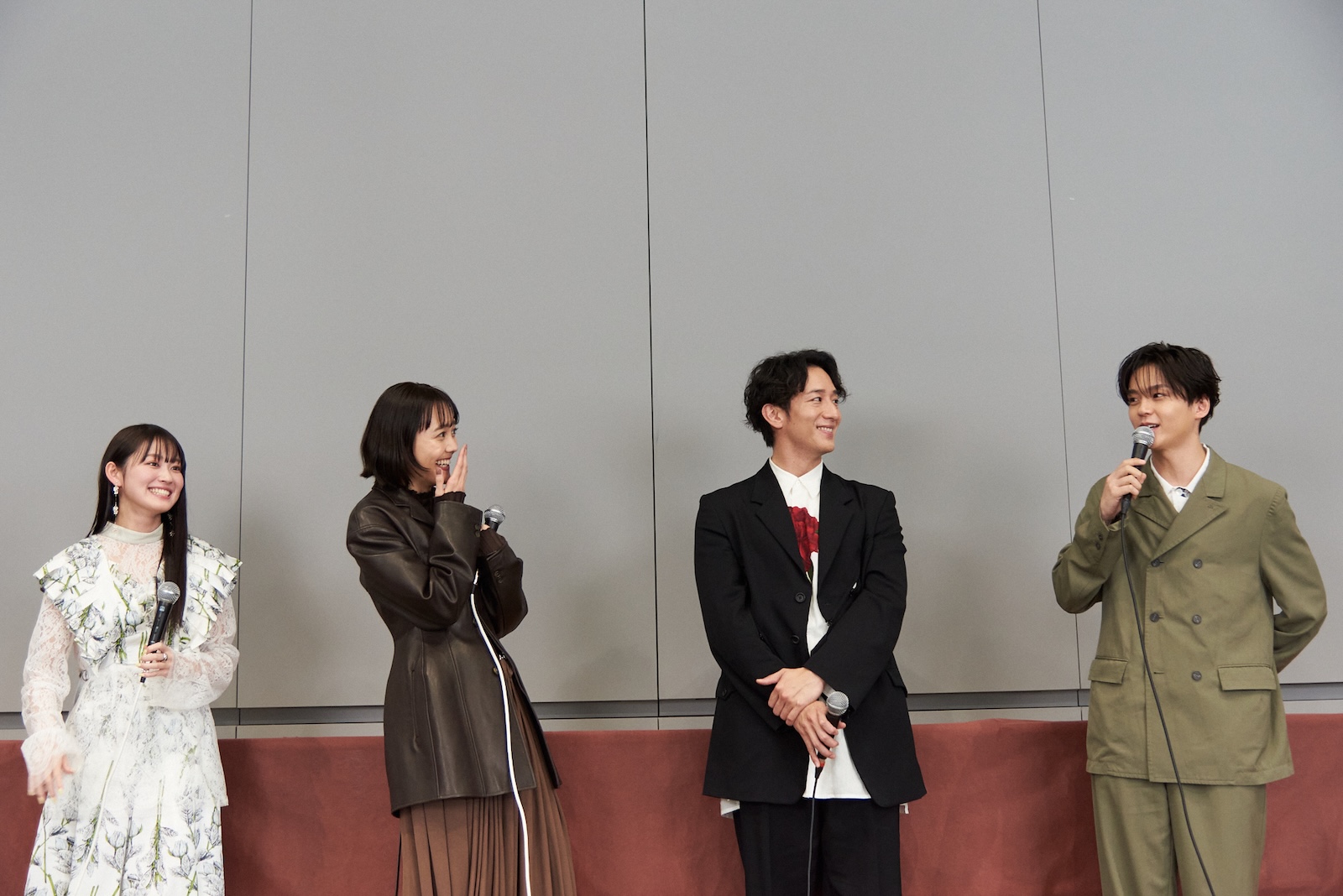 松井愛莉と大貫勇輔と沢村玲と吉本実憂の写真