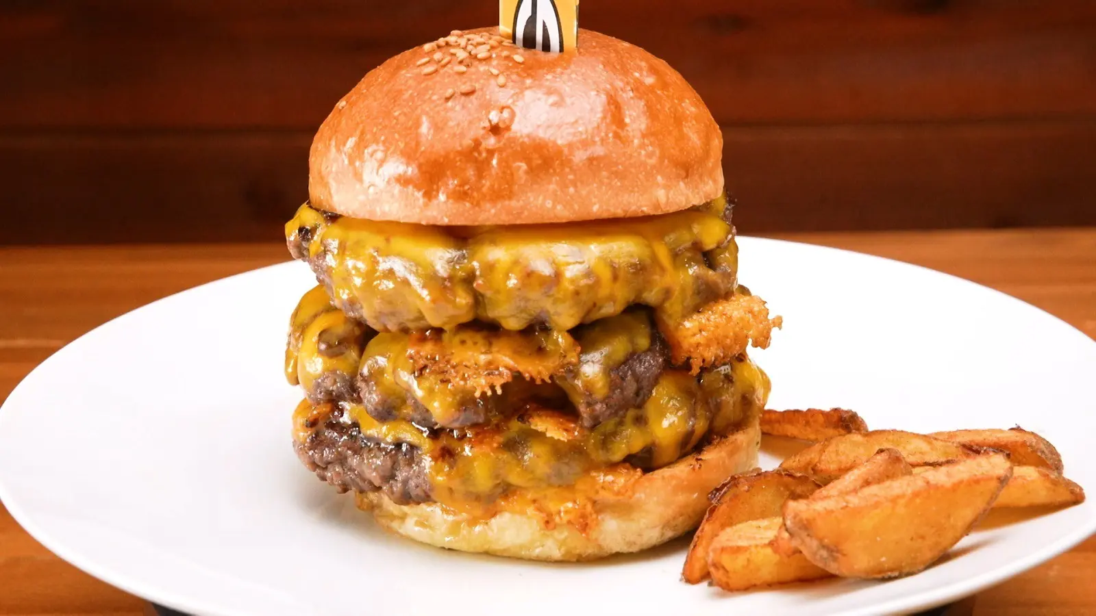 野菜はゼロ！肉だけの超ど迫力バーガー『ゴリゴリバーガー』を作る神様