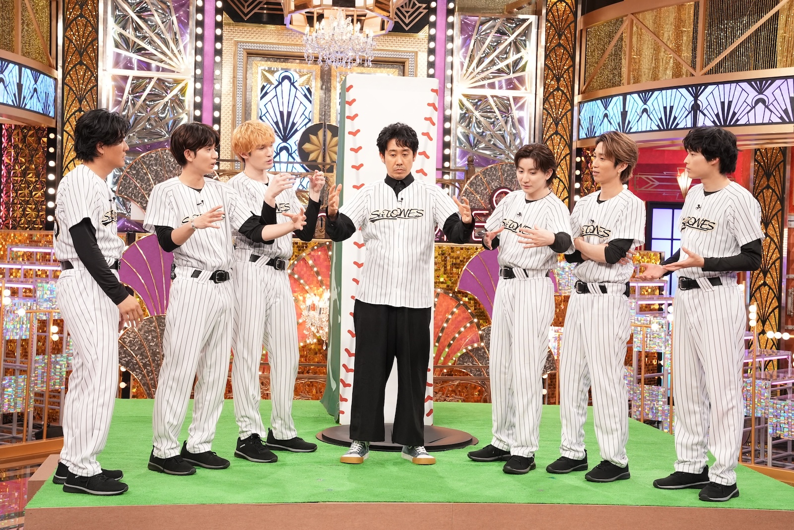 『Golden SixTONES』に出演するSixTONESと大泉洋