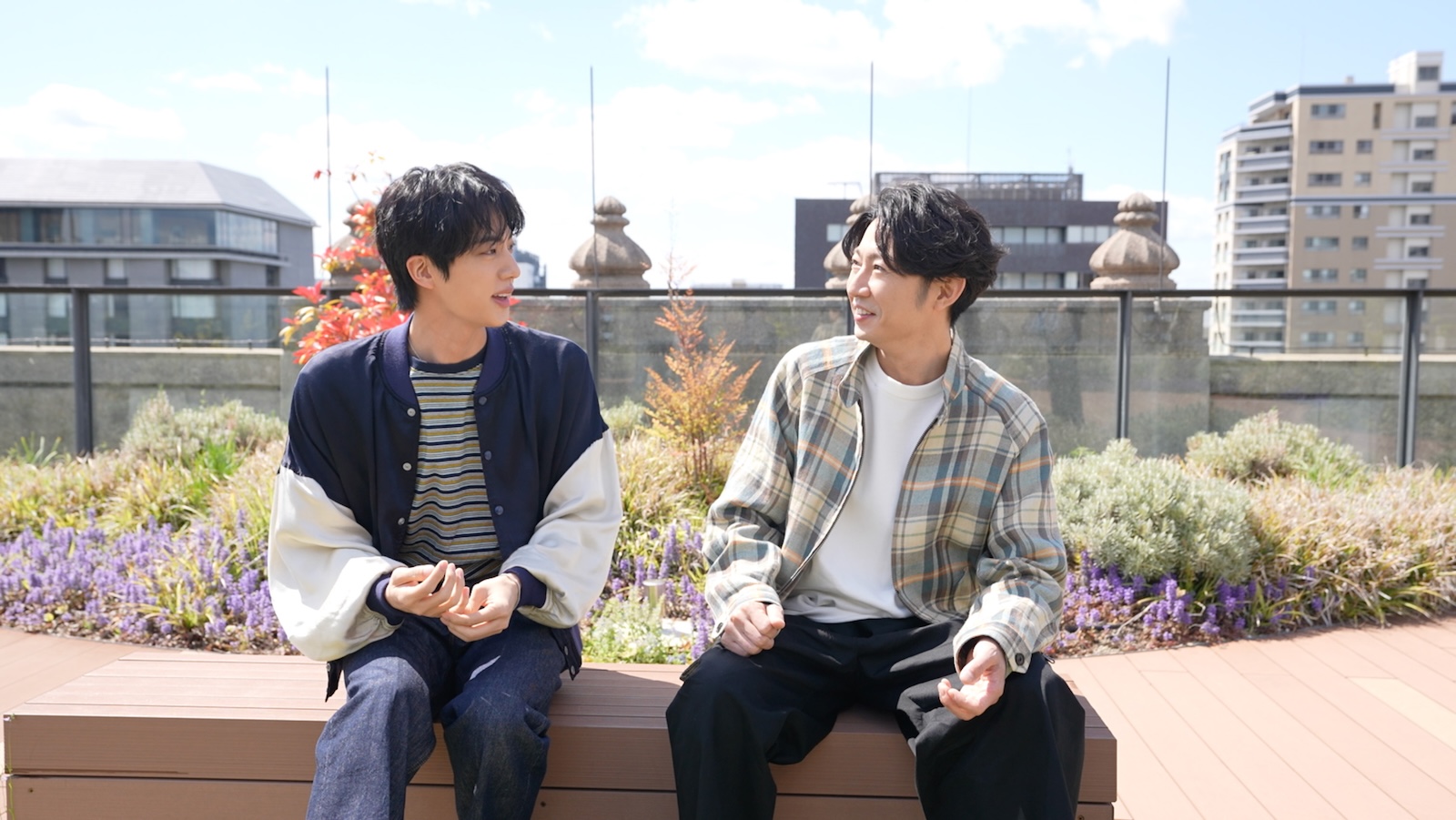 『あの頃からわたしたちは』 特別編に出演する嵐の相葉雅紀とBTSのJIN