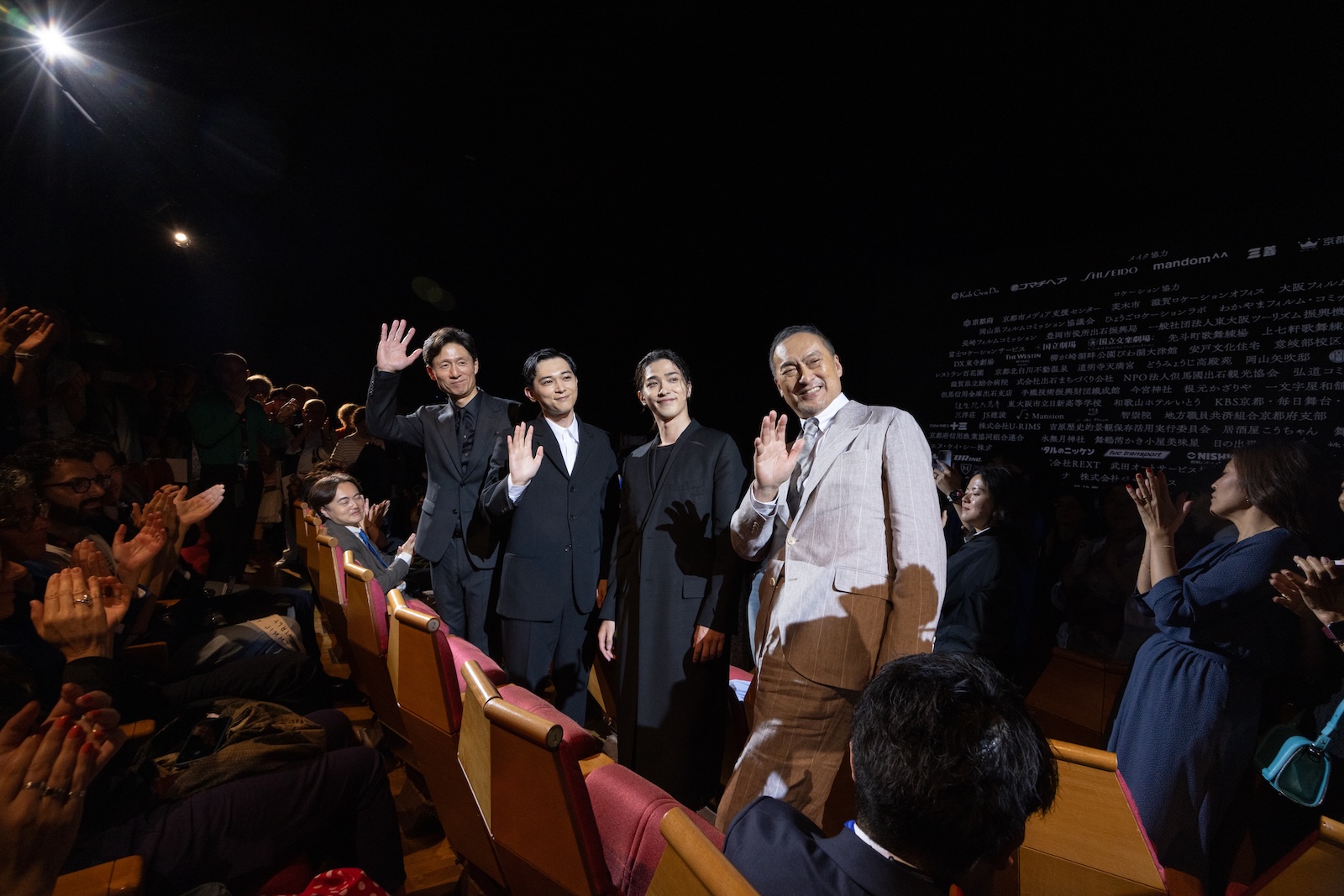 吉沢亮と横浜流星と渡辺謙と李相日監督の写真