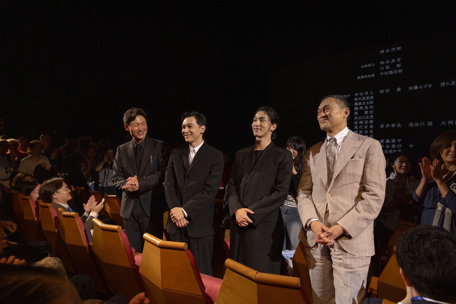 吉沢亮と横浜流星と渡辺謙と李相日監督の写真