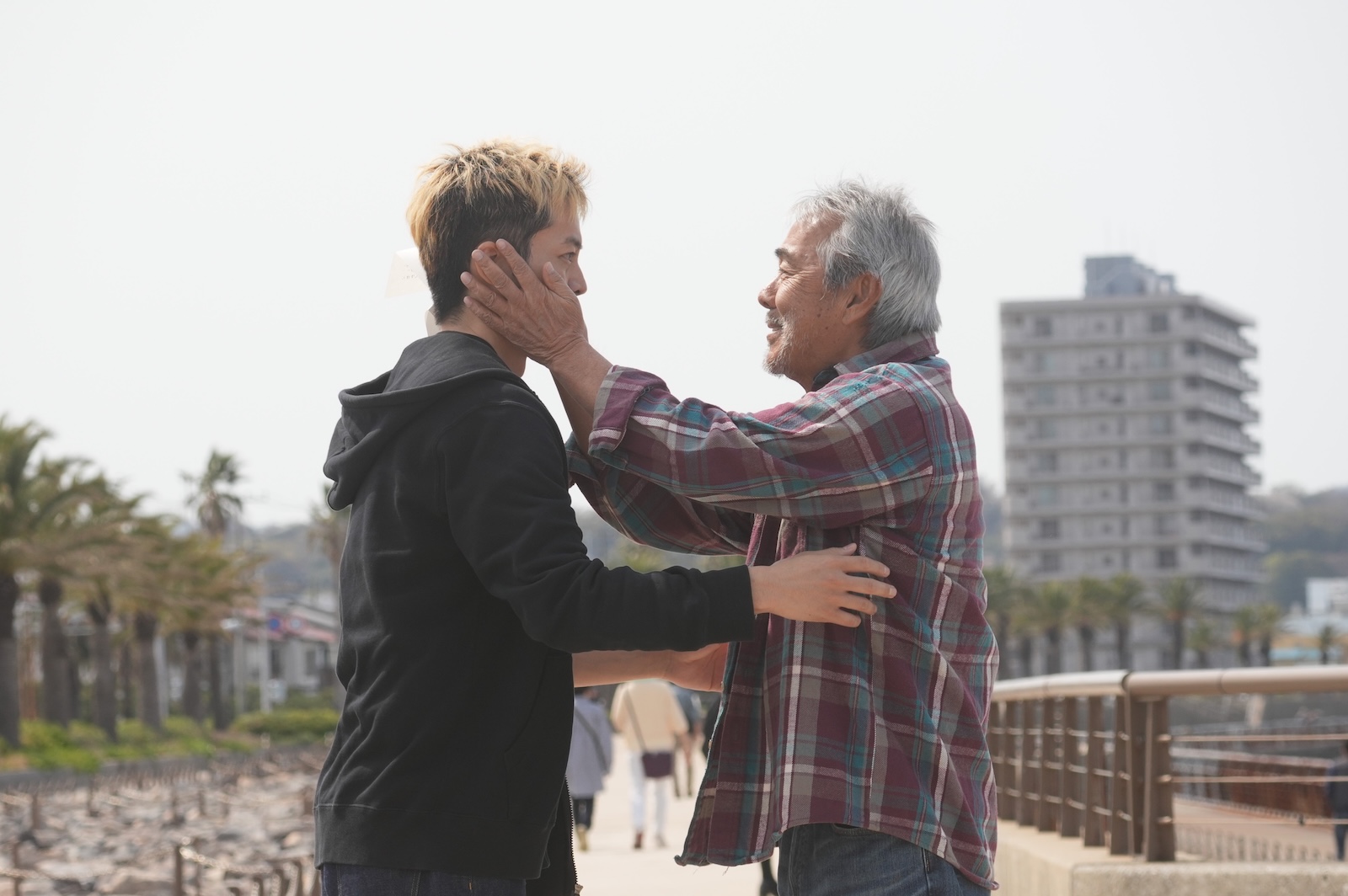 寺尾聰と松坂桃李の写真