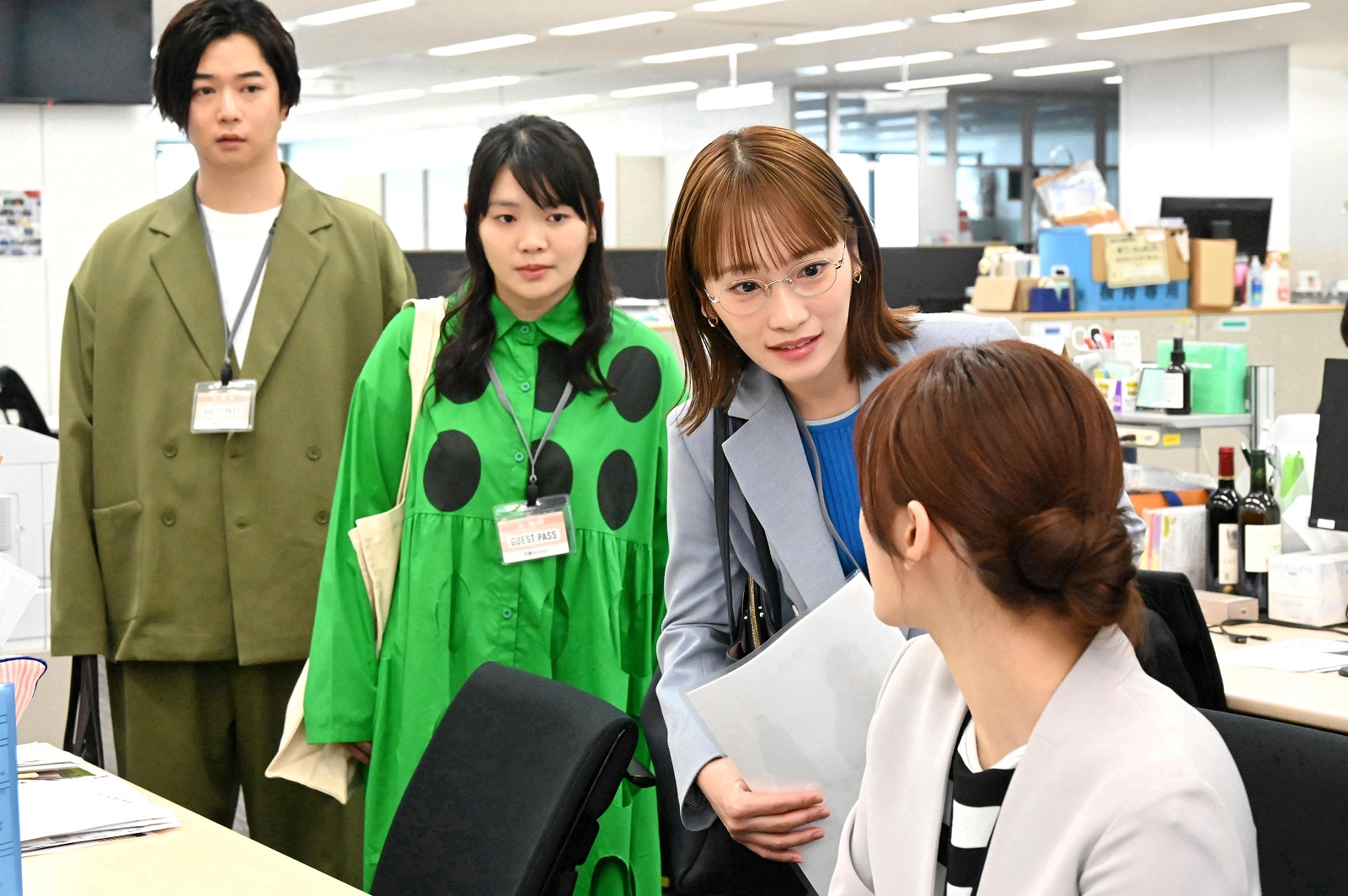 神田川美和(川栄李奈)らの写真
