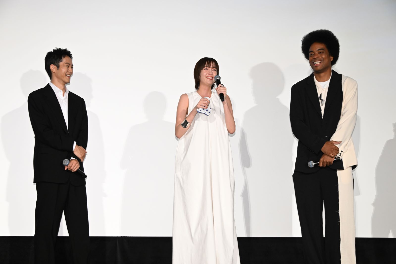 松坂桃李さん、佐藤栞里さん、副島淳さん写真