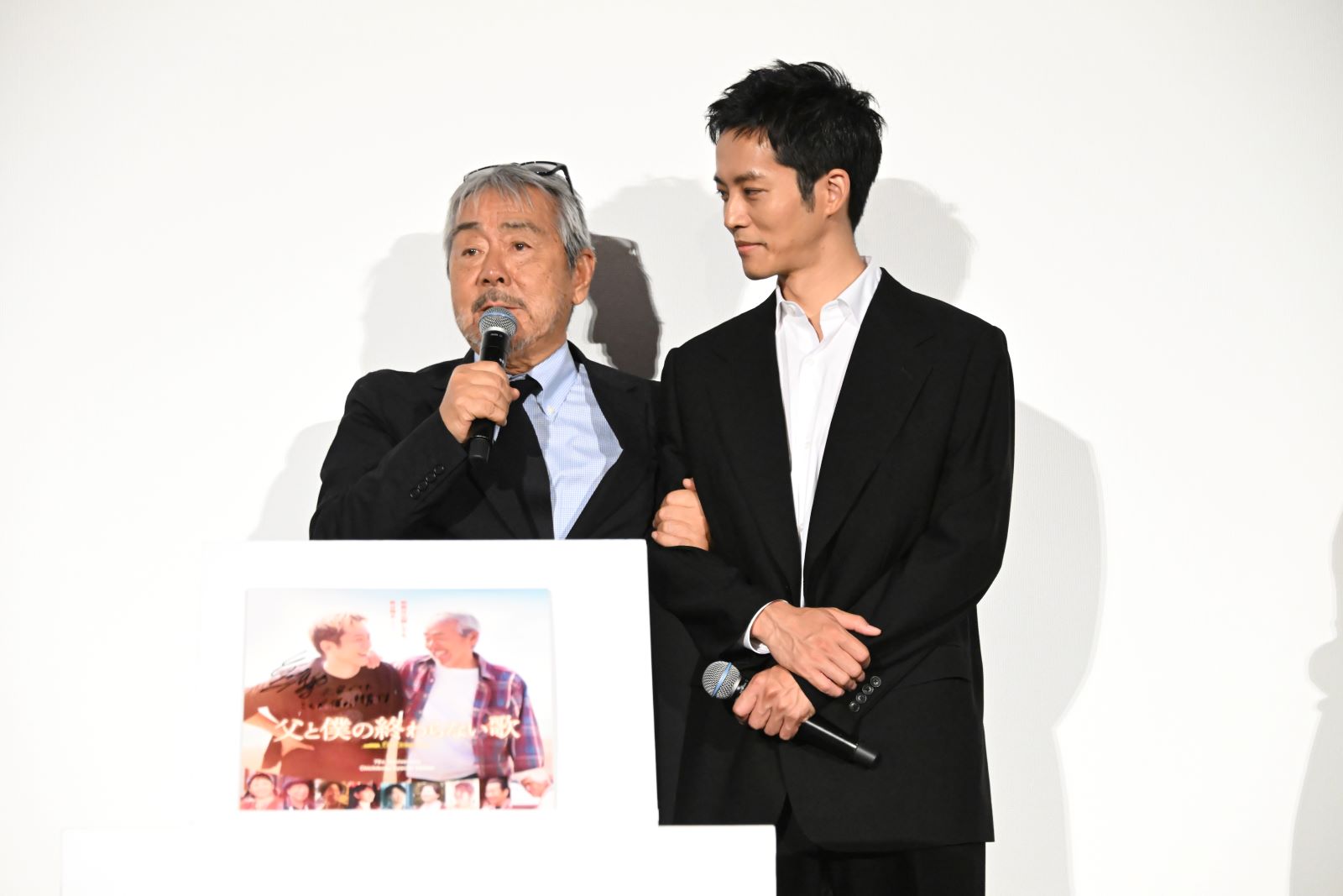 寺尾聰と松坂桃李の写真