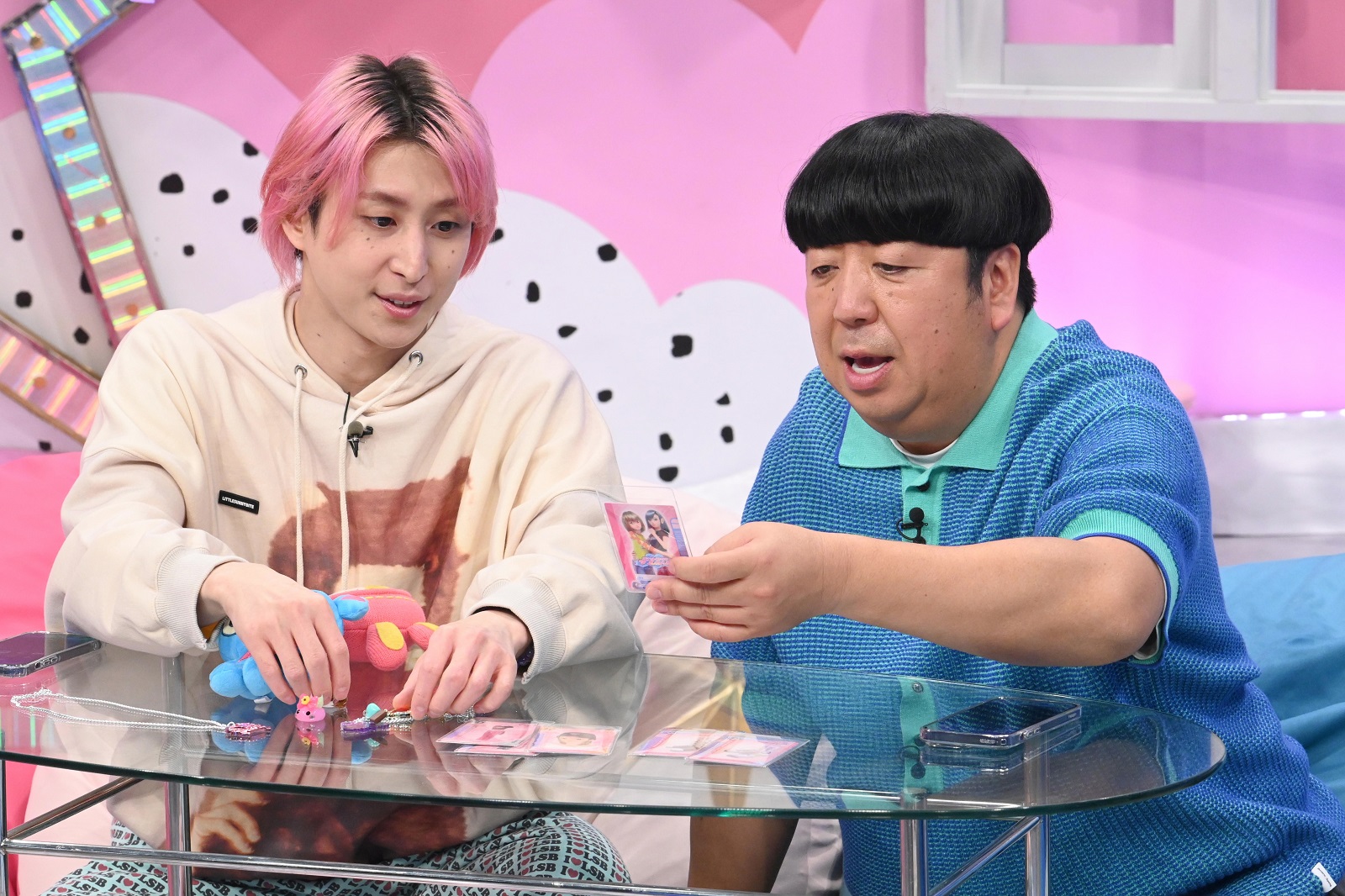 佐久間大介(Snow Man)、日村勇紀(バナナマン)の写真