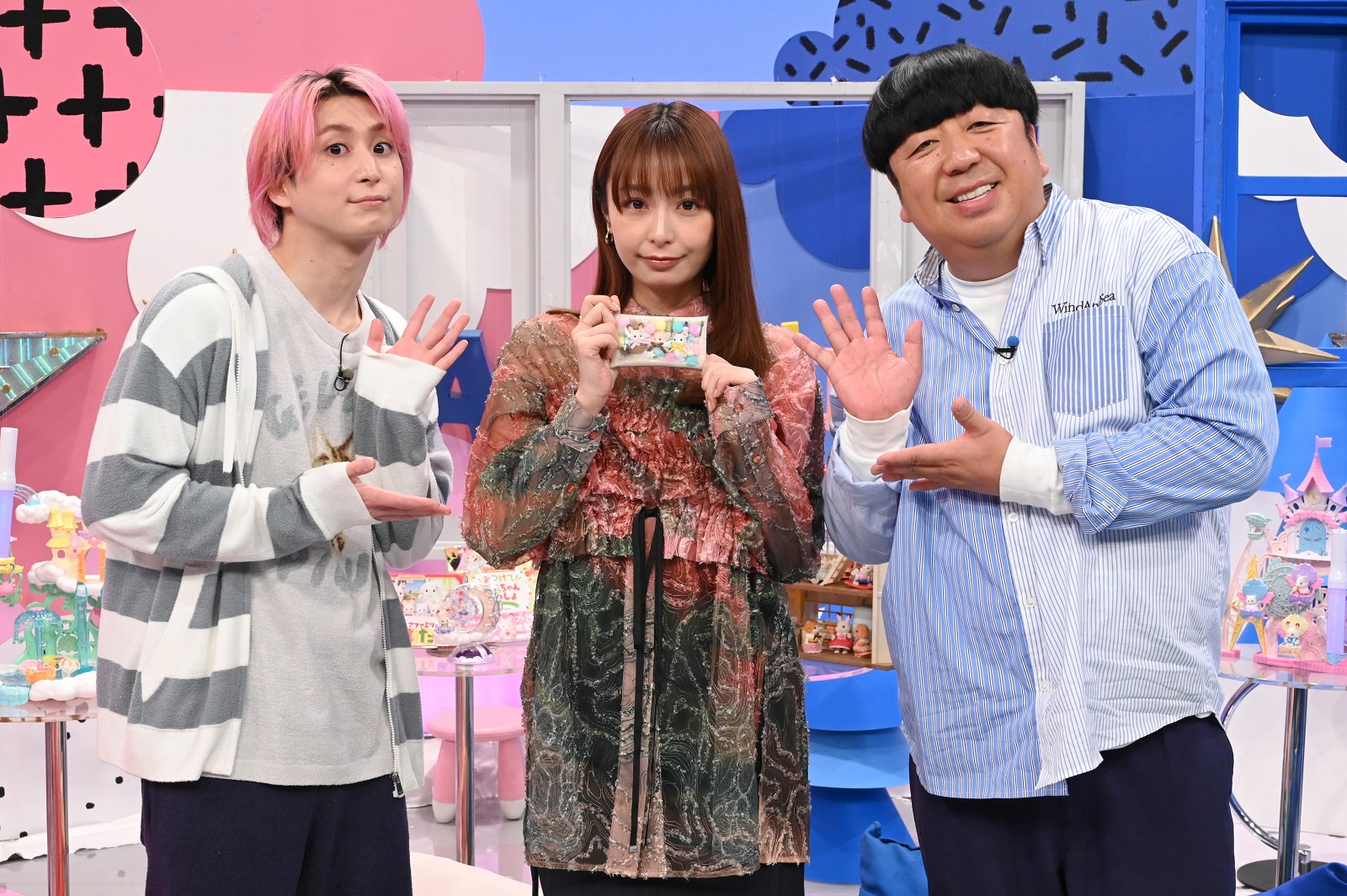 佐久間大介(Snow Man)、日村勇紀(バナナマン)、宇垣美里の写真