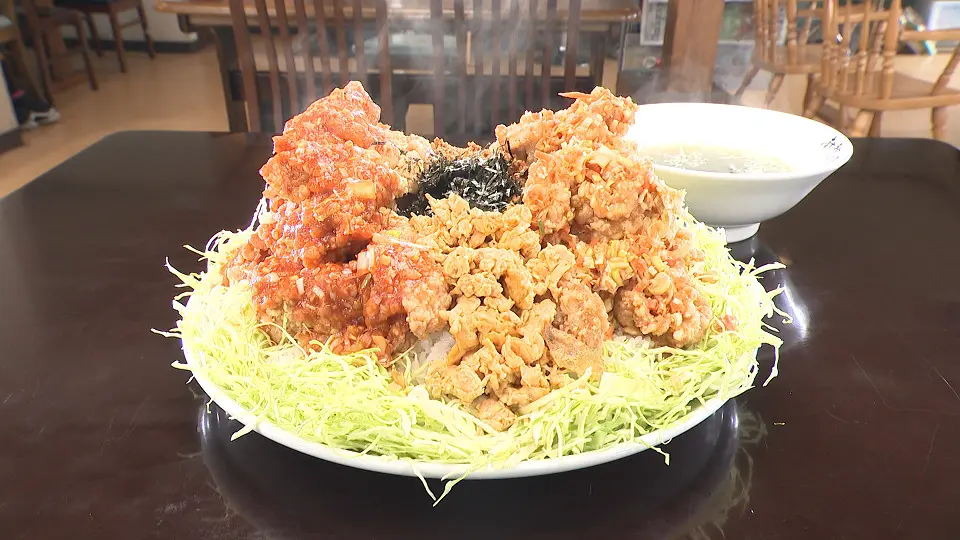 1日にコメを200合使用！ギガ盛り町中華に“大食い軍団”が再挑戦 総重量