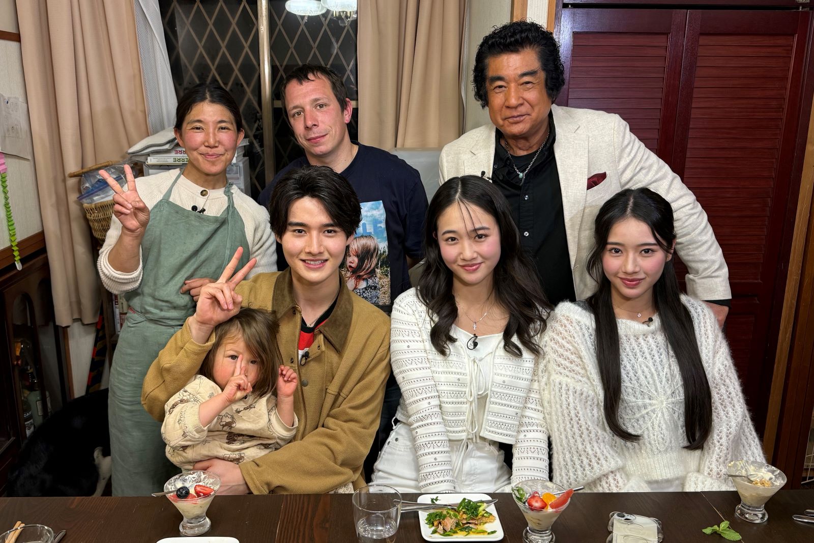 藤岡弘、ファミリーと志麻さんの写真