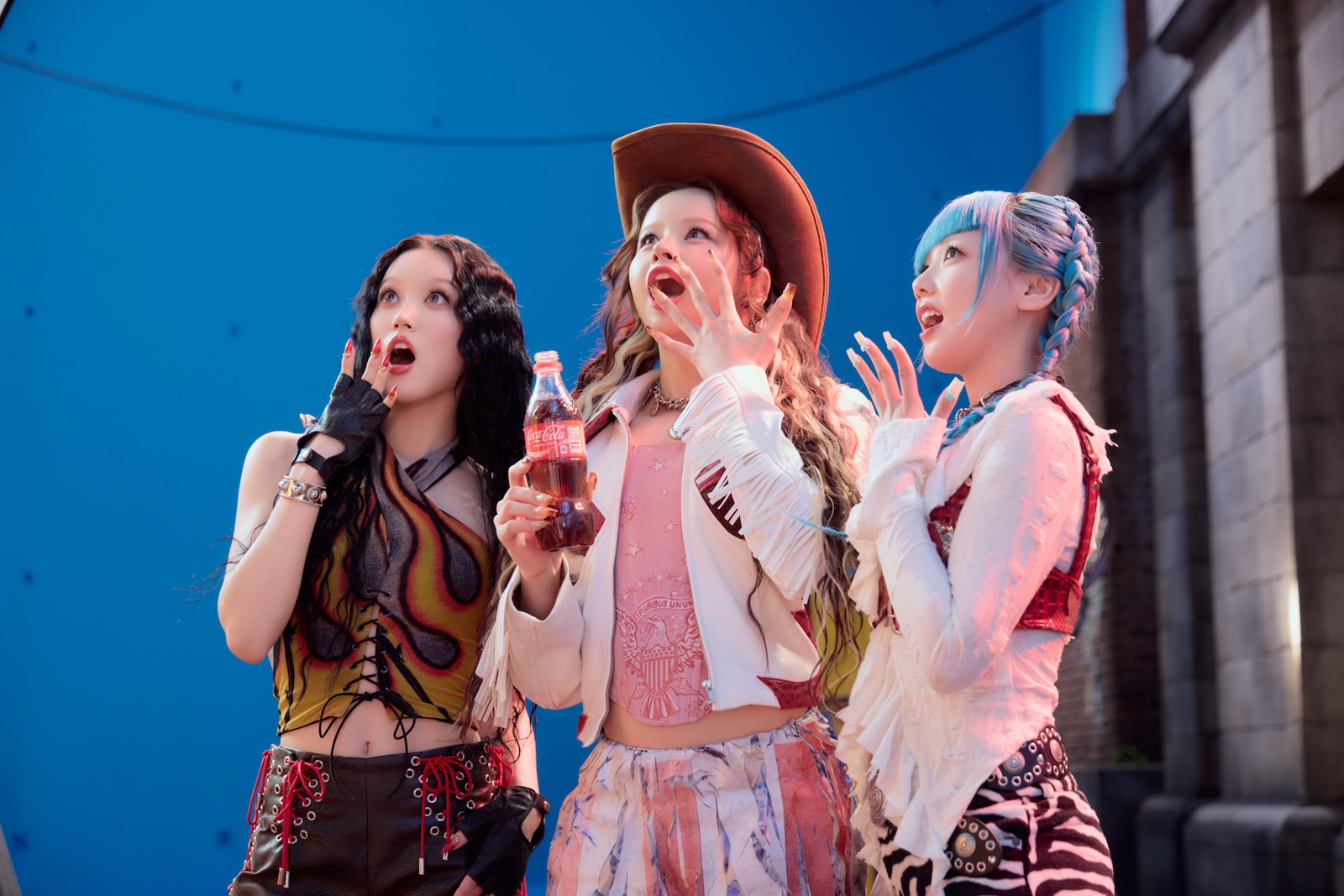 コカ・コーラの新CM『夢中全開。XG』篇に出演するXG・CHISA、HARVEY、HINATA