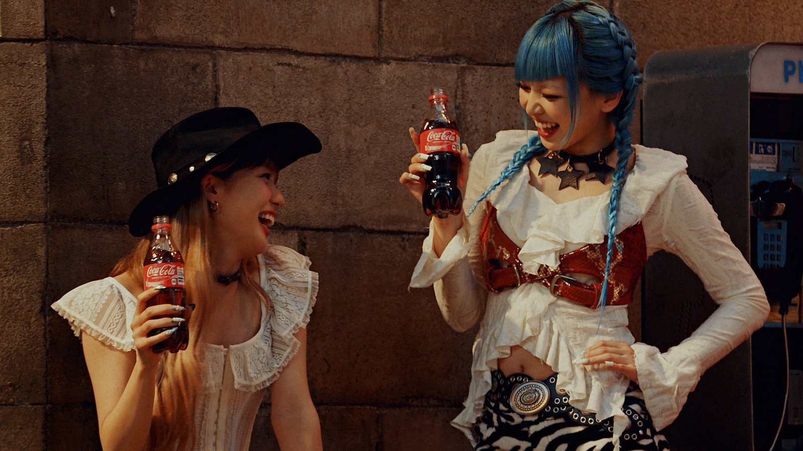 コカ・コーラの新CM『夢中全開。XG』篇に出演するXG・JURIA、HINATA