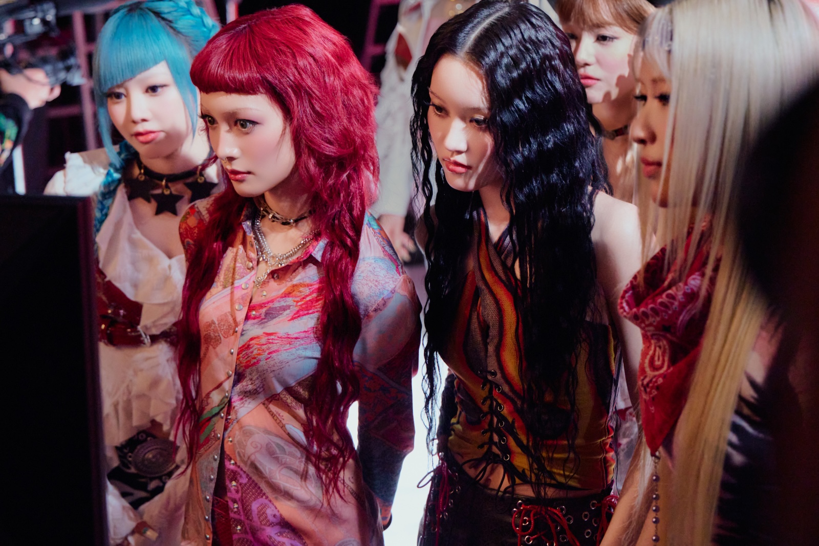 コカ・コーラの新CM『夢中全開。XG』篇に出演するXG・HINATA、JURIN、CHISA、MAYA