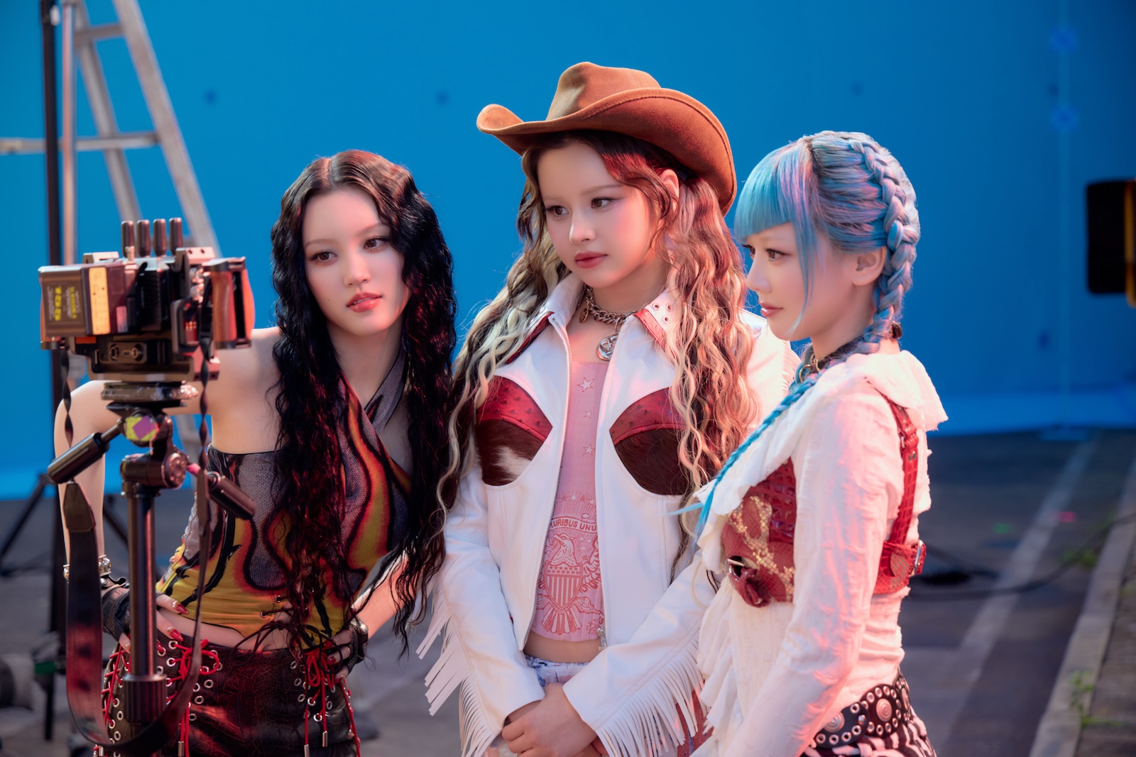 コカ・コーラの新CM『夢中全開。XG』篇に出演するXG・CHISA、HARVEY、HINATA