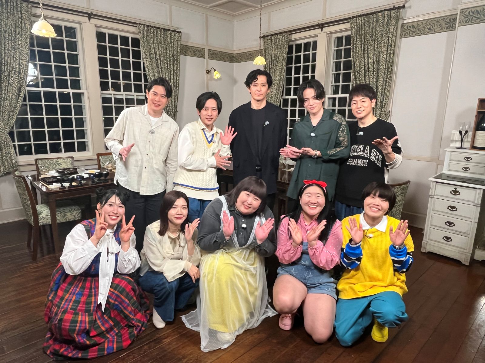 小栗旬と二宮和也とガンバレルーヤ・よしこらの写真