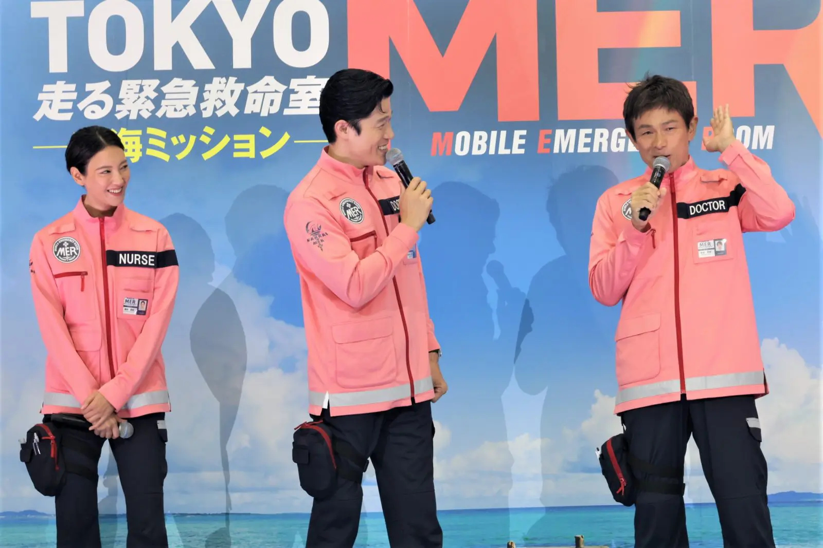 沖縄の海を大満喫の菜々緒に、鈴木亮平も思わず「すごいですよ！まるで