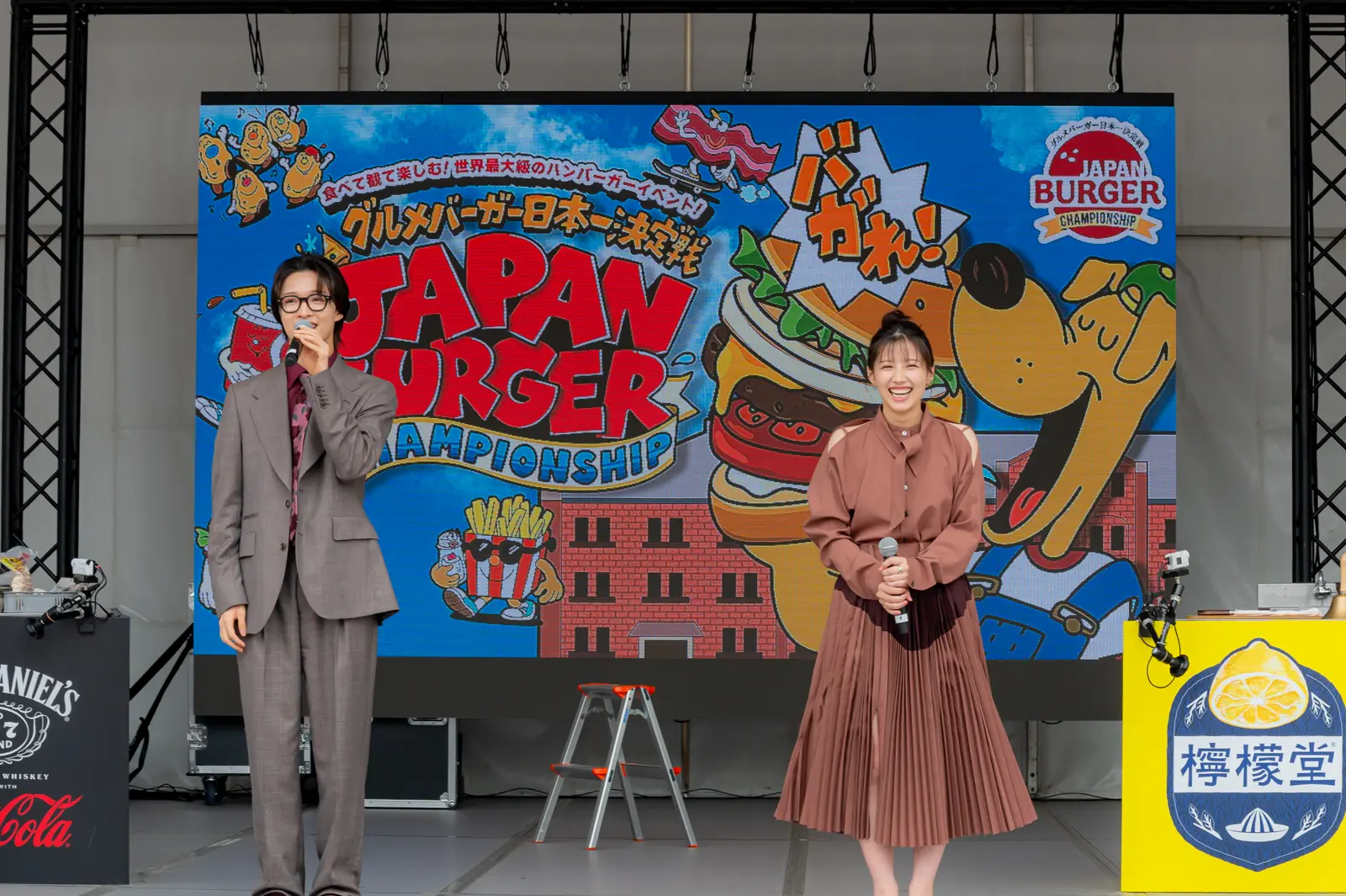 佐藤新（IMP.）＆渡邉美穂「バガれー！」グルメバーガー日本一決定戦で