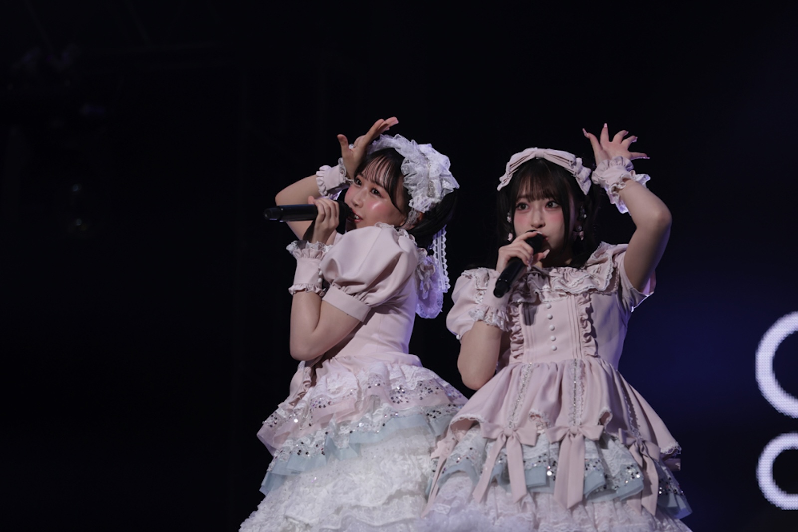 松本かれん（FRUITS ZIPPER）と桜庭遥花（CUTIE STREET）による“PiKi“の写真