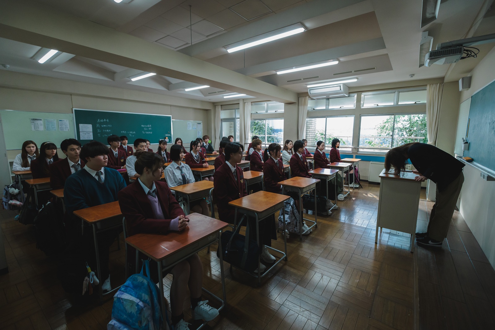 広瀬アリスと土曜ドラマ『なんで私が神説教』の生徒の写真