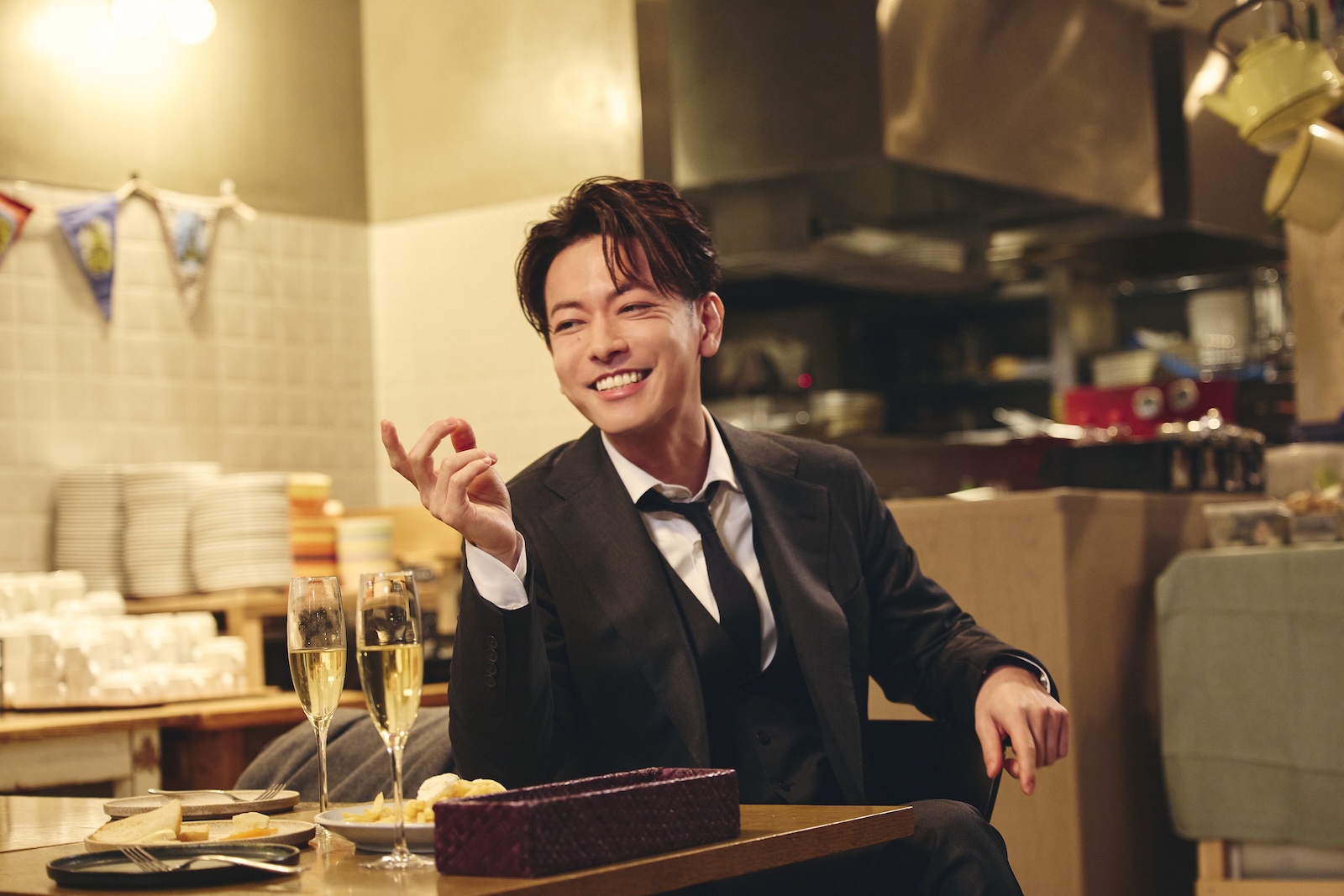 ドラマ『私の夫と結婚して』に出演する佐藤健のメイキング写真