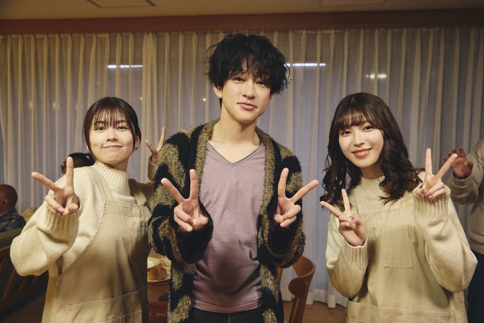 ドラマ『私の夫と結婚して』に出演する小芝風花、横山裕、白石聖のメイキング写真