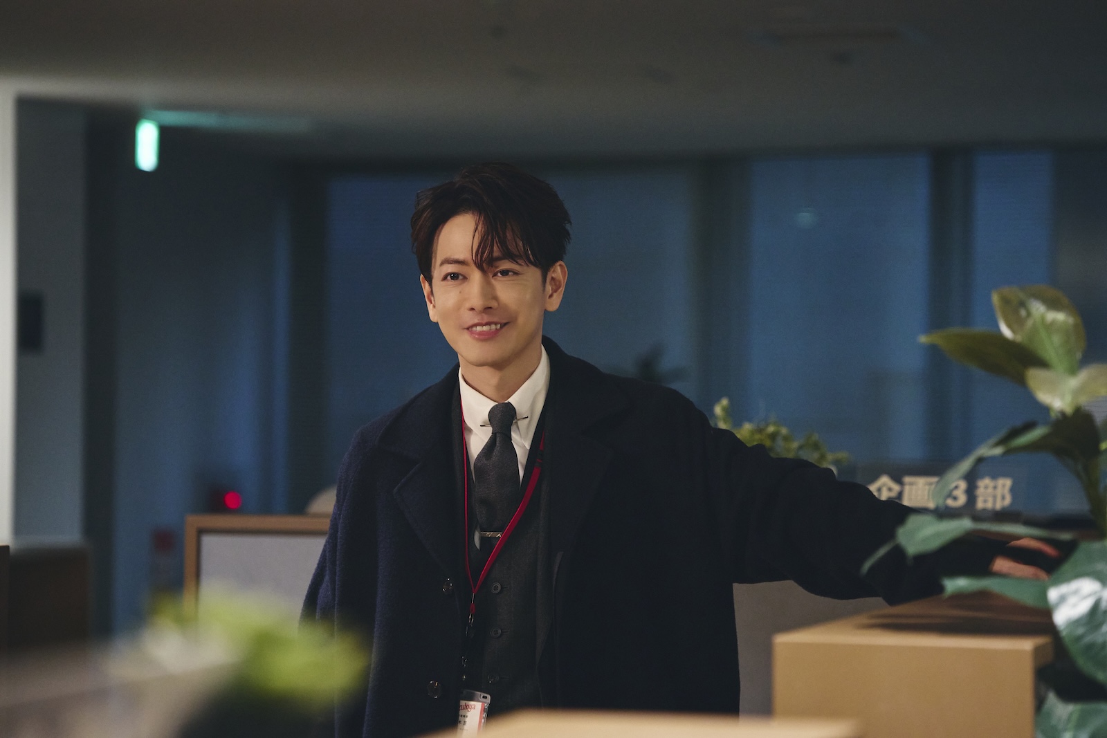 ドラマ『私の夫と結婚して』に出演する佐藤健のメイキング写真