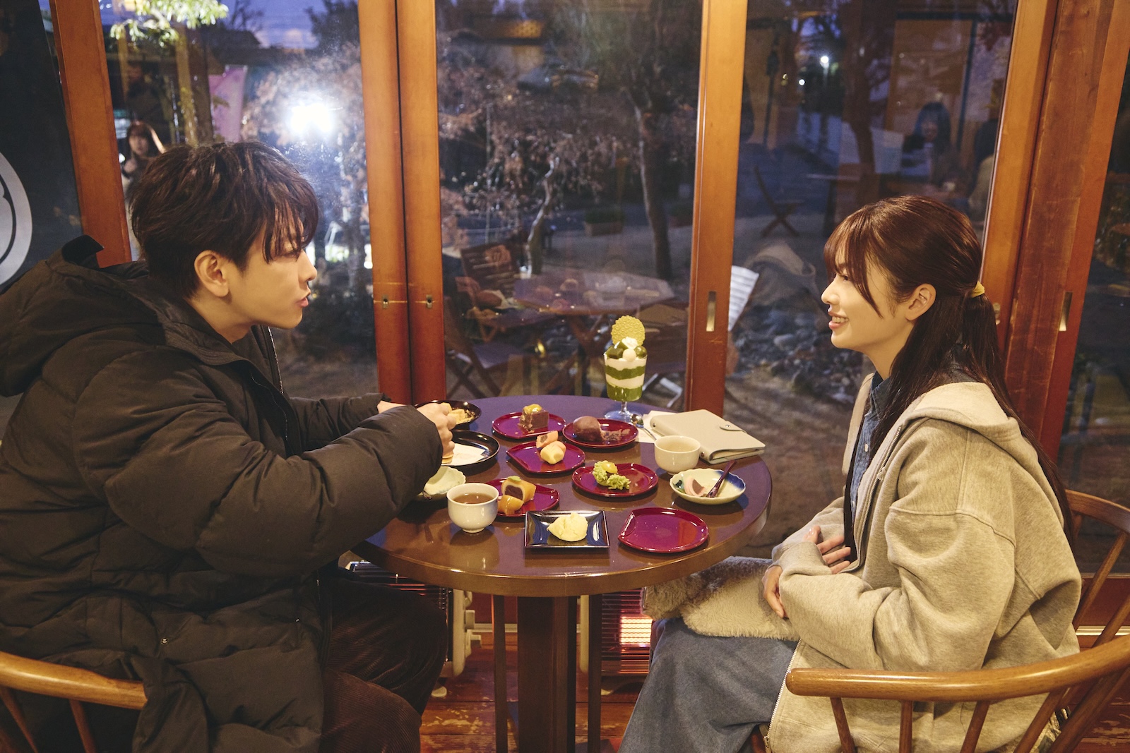 ドラマ『私の夫と結婚して』に出演する佐藤健、小芝風花のメイキング写真