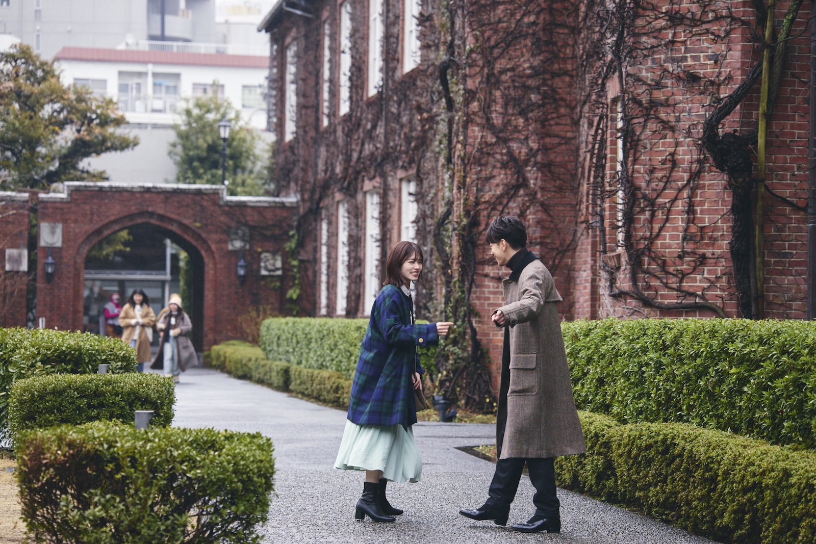 ドラマ『私の夫と結婚して』に出演する小芝風花、佐藤健のメイキング写真