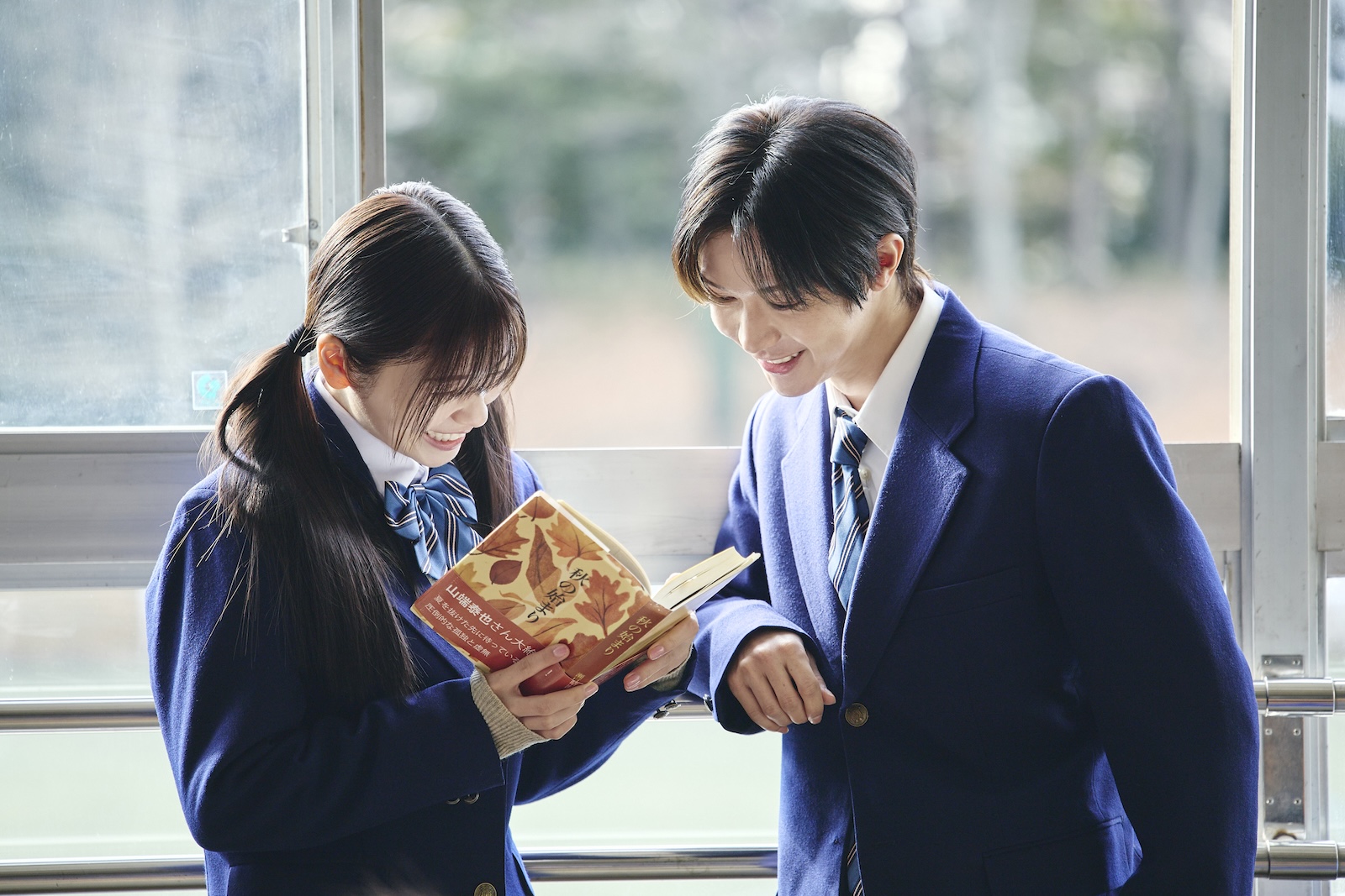 Amazon Original ドラマ『私の夫と結婚して』に出演する小芝風花と七五三掛龍也(Travis Japan)