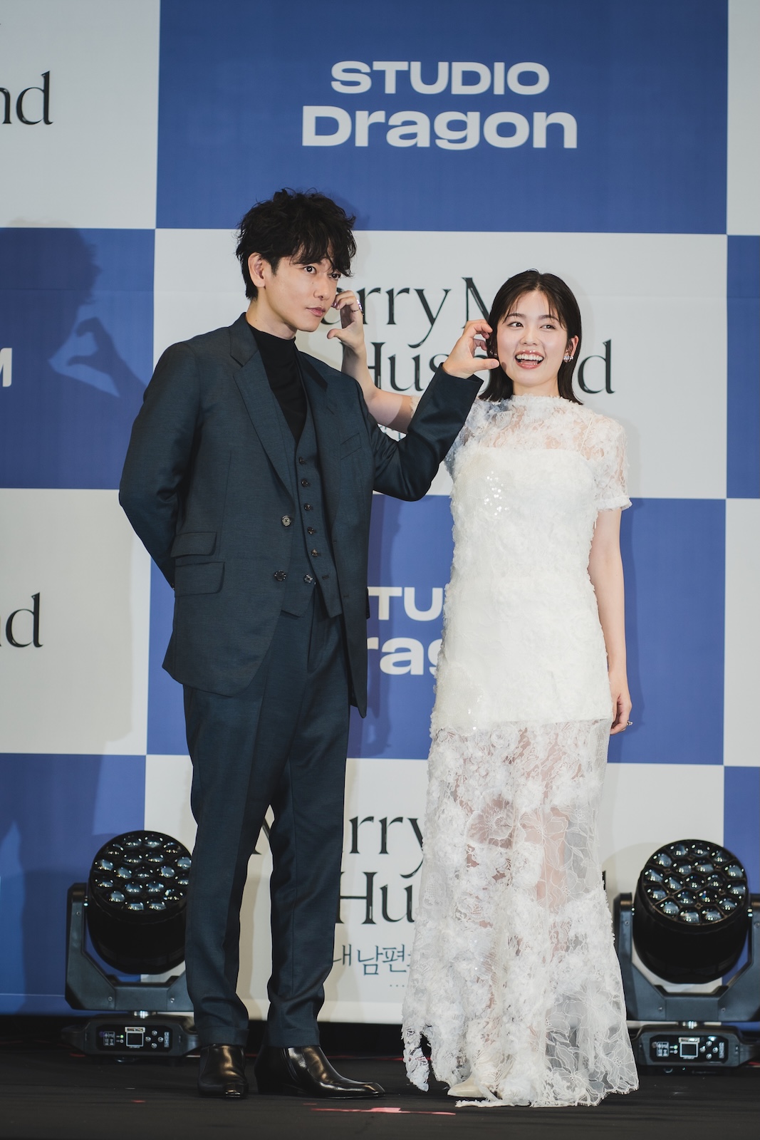 Amazon Original ドラマ『私の夫と結婚して』の制作発表記者会見に登壇した佐藤健、小芝風花
