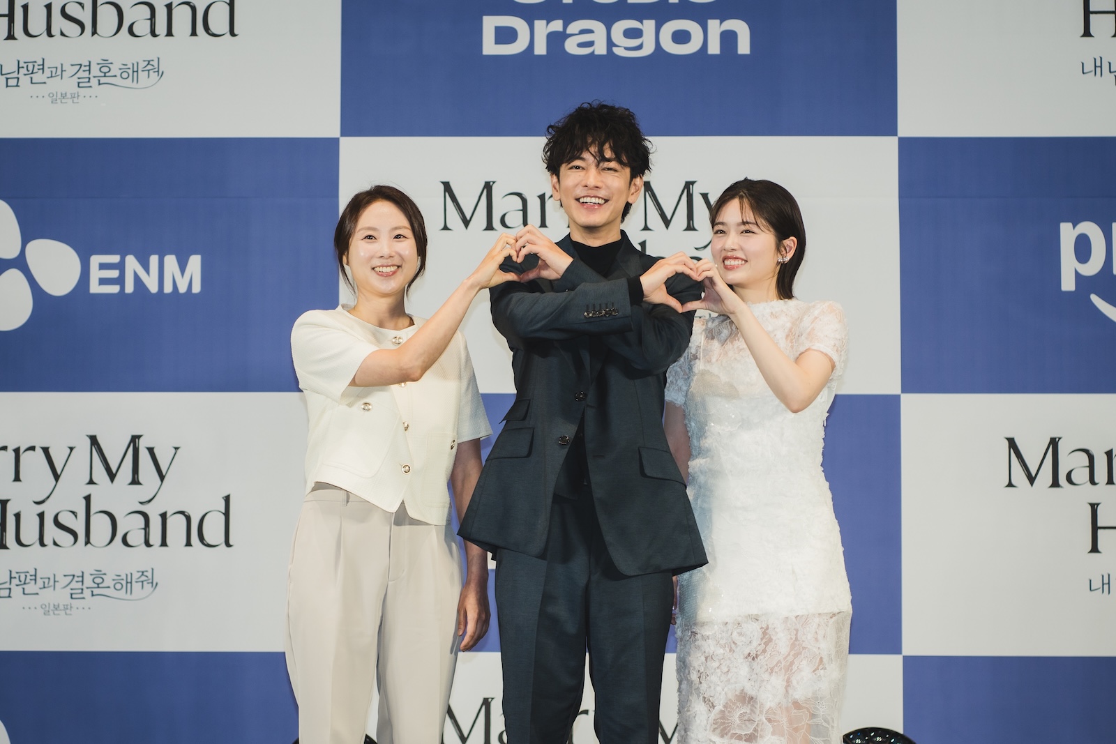 Amazon Original ドラマ『私の夫と結婚して』の制作発表記者会見に登壇したソン・ザヨンプロデューサー、佐藤健、小芝風花