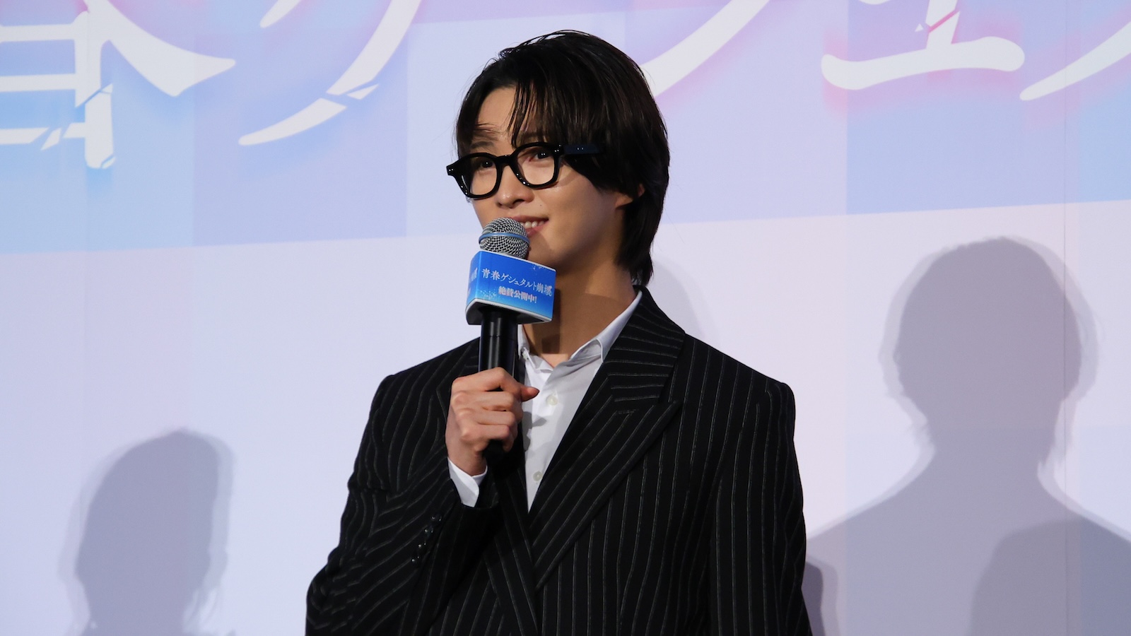 映画『青春ゲシュタルト崩壊』の初日舞台挨拶に登壇した佐藤新(IMP.)