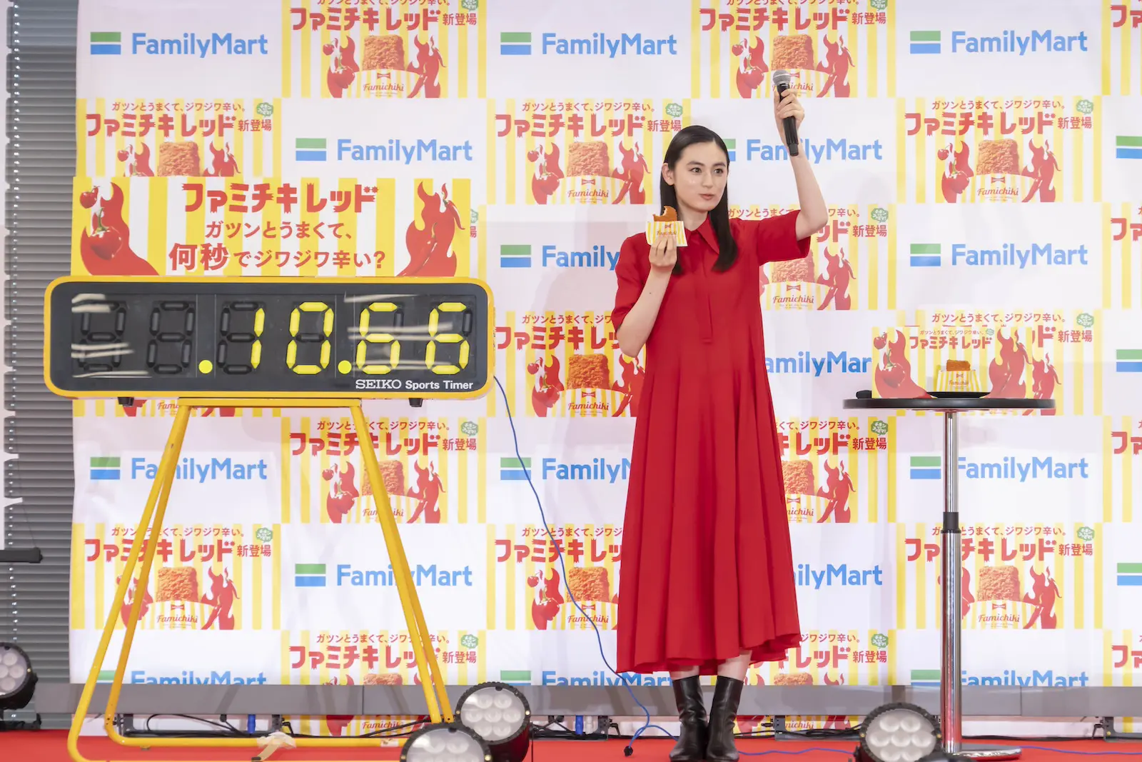 新発売『ファミチキ レッド』の辛（から）さは“約12秒後”にやってくる