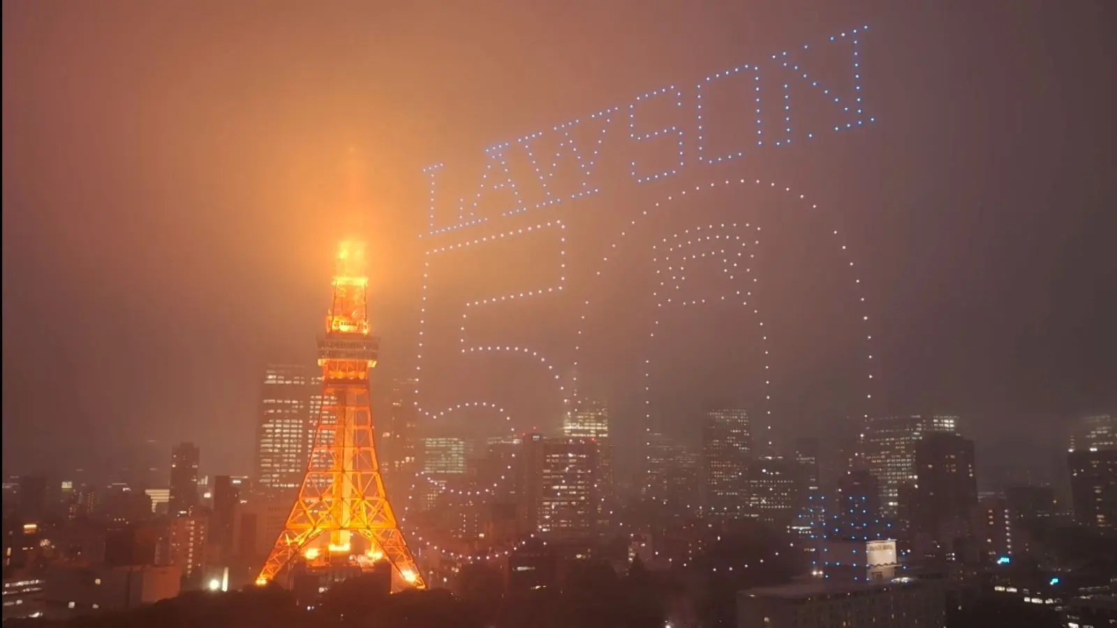 LAWSON創業50周年記念ドローンショー』開催！500機のドローンが夜空に