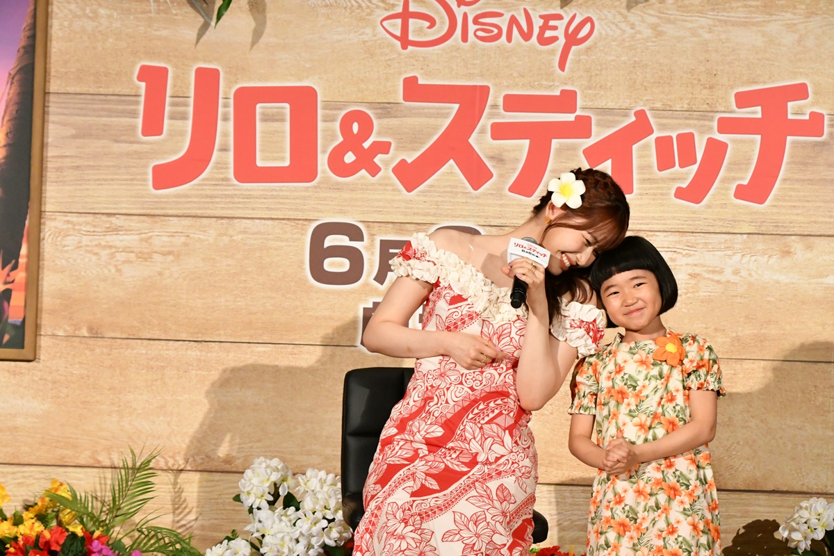 リロの姉・ナニ役のMOMONA（ME:I）と、リロ役・永尾柚乃