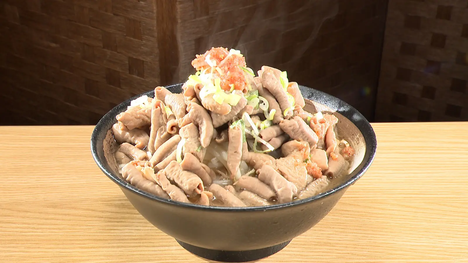 鈍器チャーシュー350g！もつ煮400g！肉まみれのラーメンに驚く