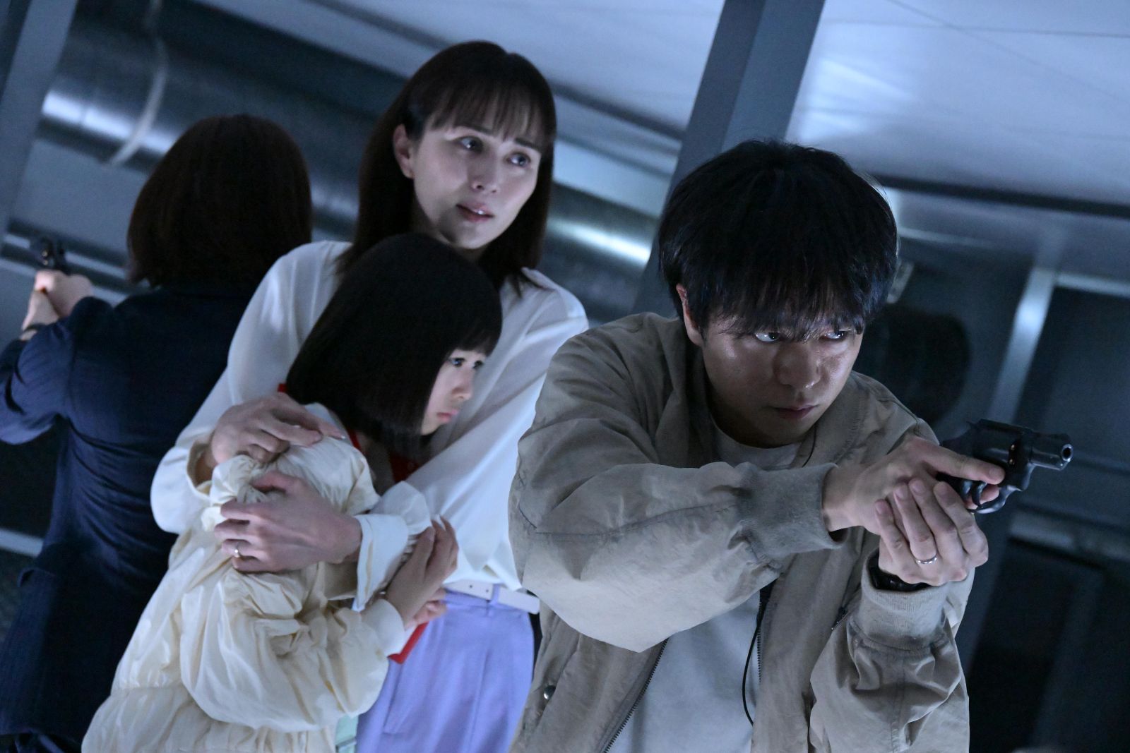 比嘉愛未と吉田帆乃華と櫻井翔の写真