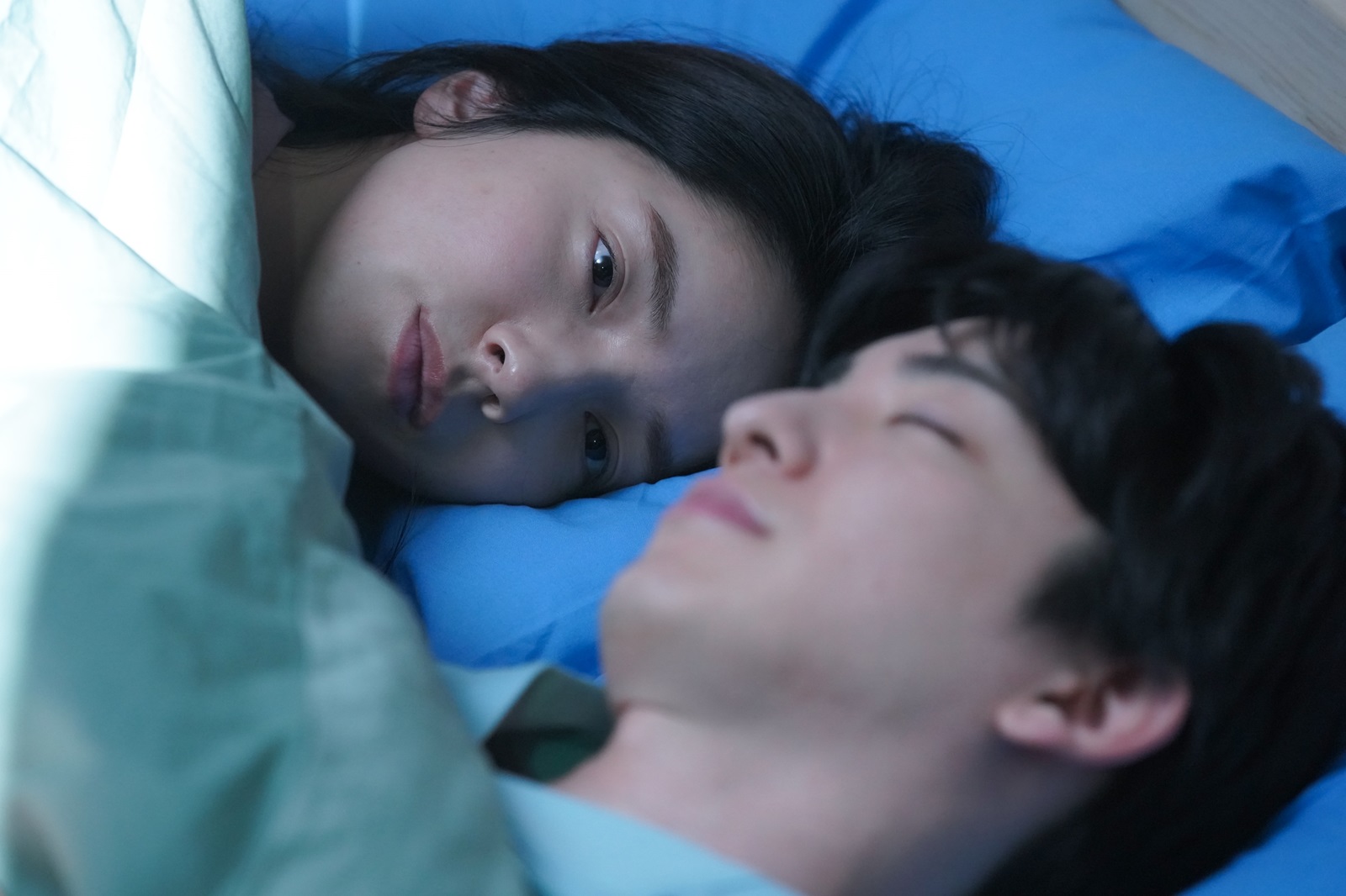 吉岡拓哉(前田公輝)、千春(仁村紗和)の写真