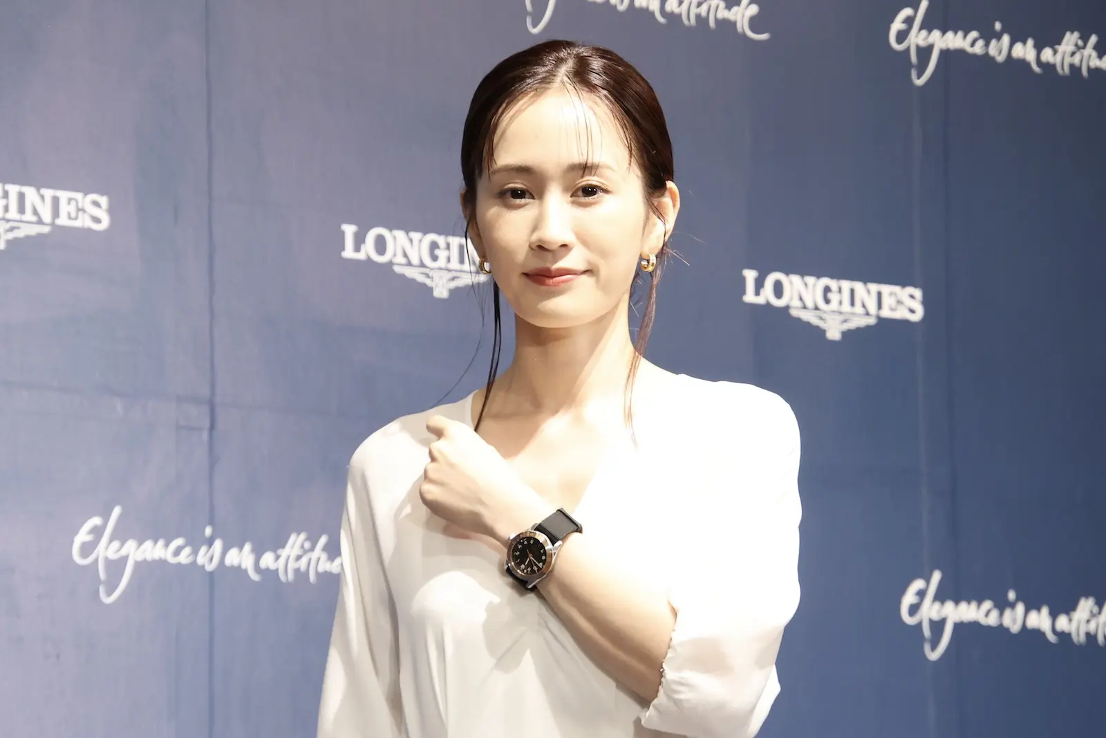 前田俊幸、置時計とランプの静物、希少な額装用画集より、新品高級額装付 前田敦子33歳、ファミレス降臨＆メガネで「事務作業」 シゴデキ姿に