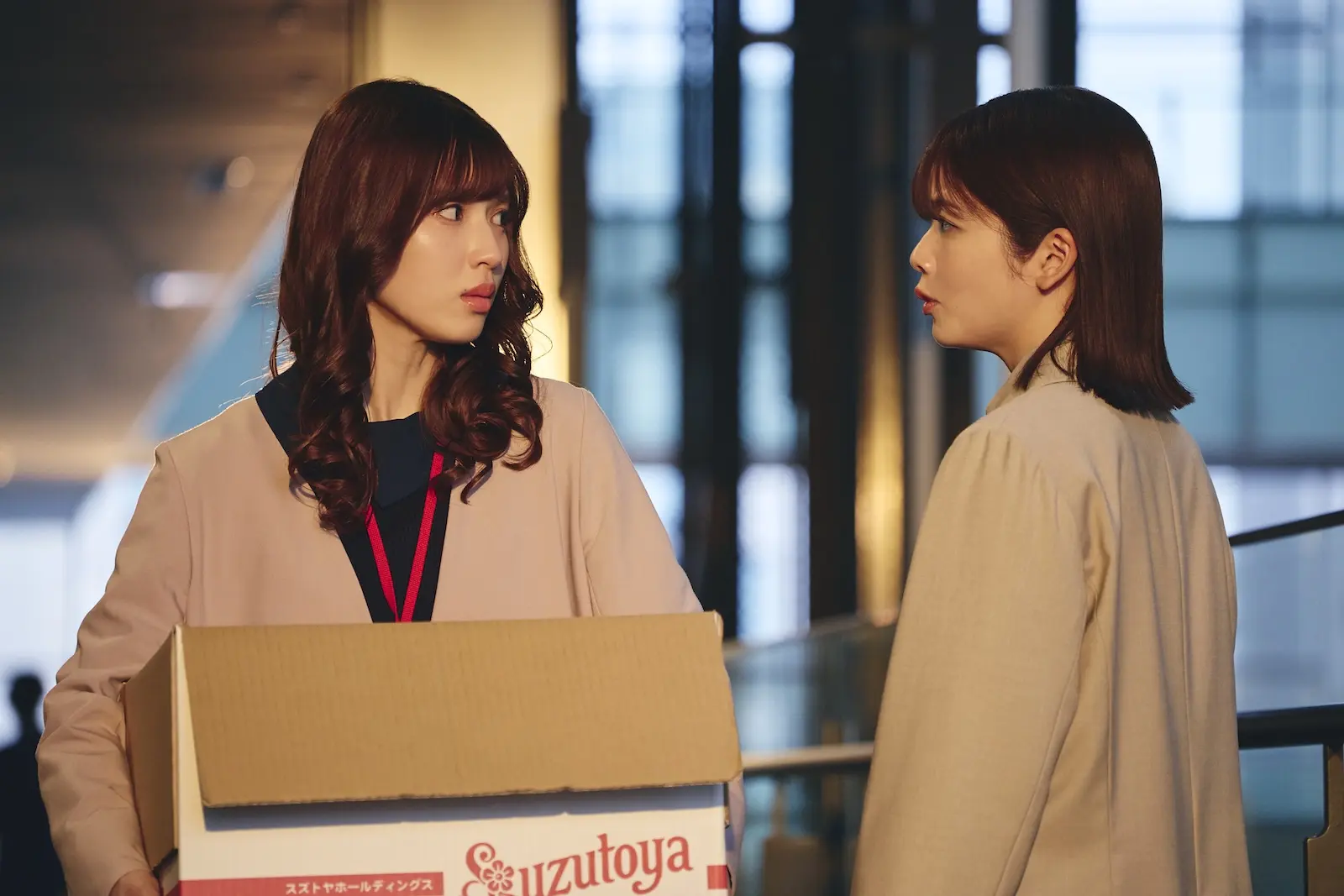 Amazon Original ドラマ『私の夫と結婚して』に出演する小芝風花、白石聖