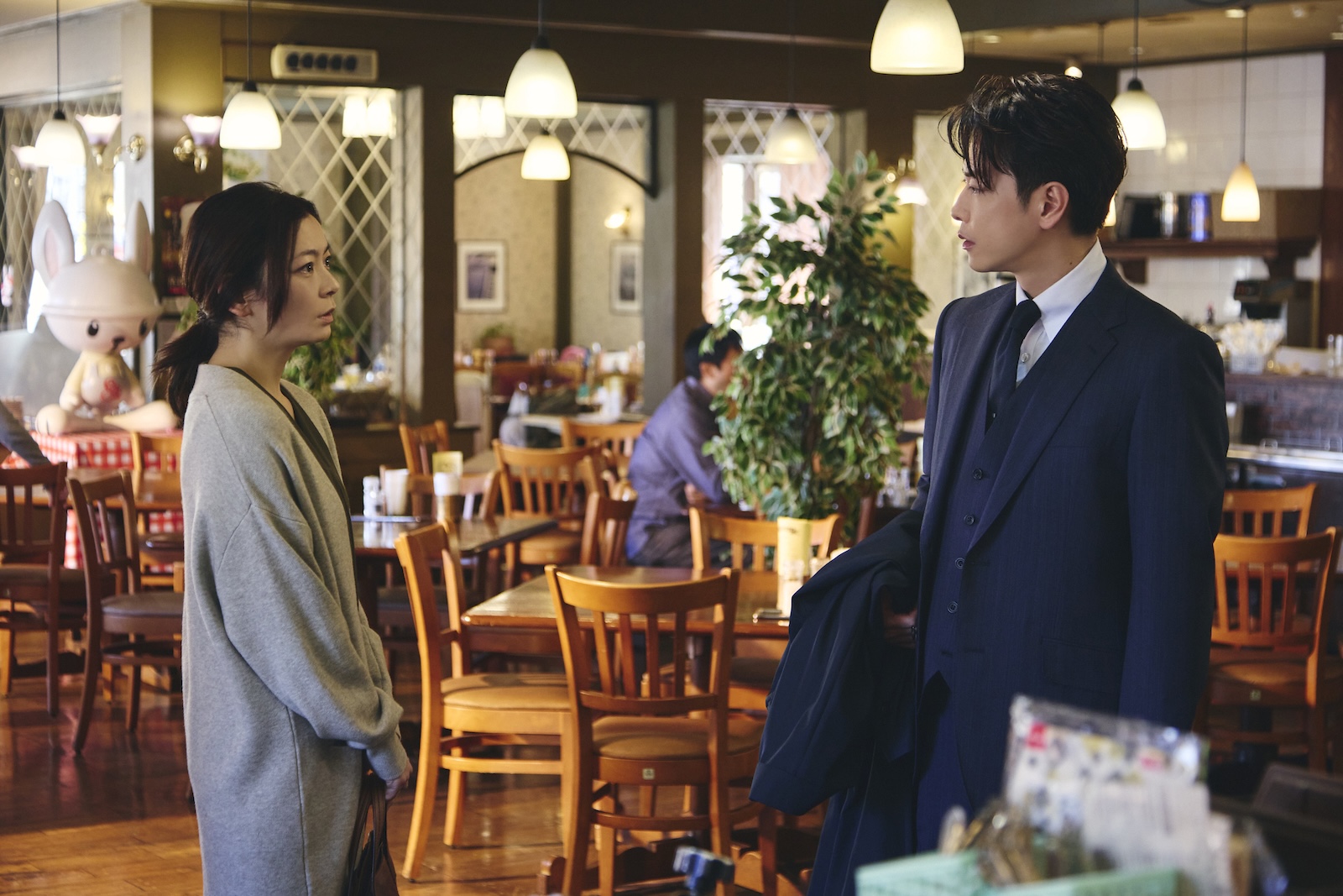 Amazon Original ドラマ『私の夫と結婚して』に出演する佐藤健、田畑智子