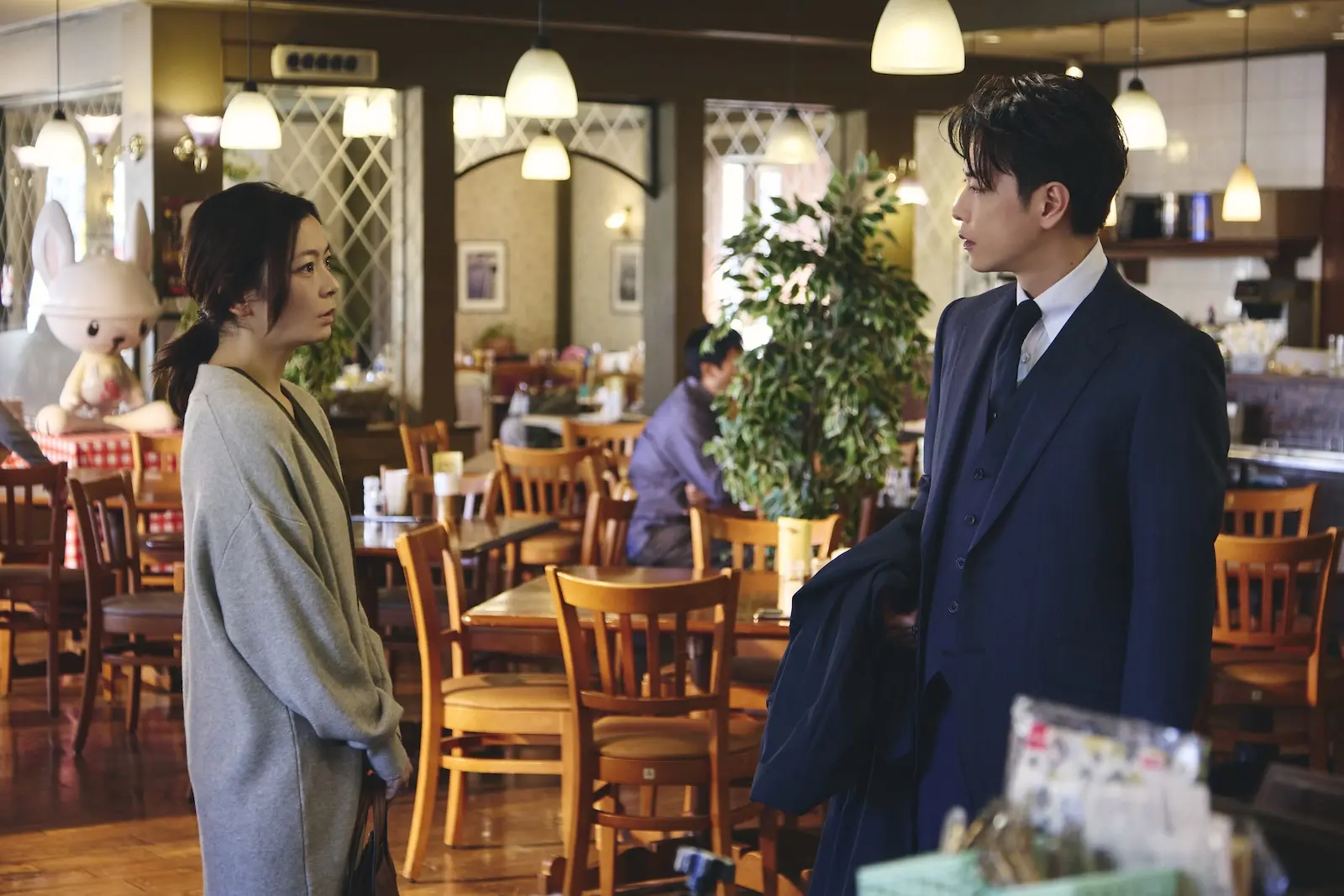 Amazon Original ドラマ『私の夫と結婚して』に出演する佐藤健、田畑智子