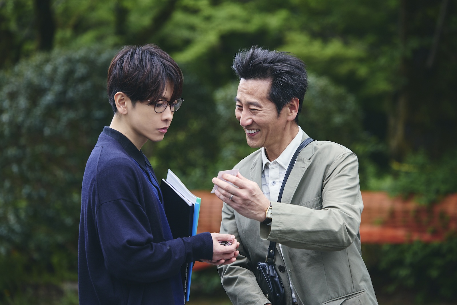 Amazon Original ドラマ『私の夫と結婚して』に出演する佐藤健、津田寛治