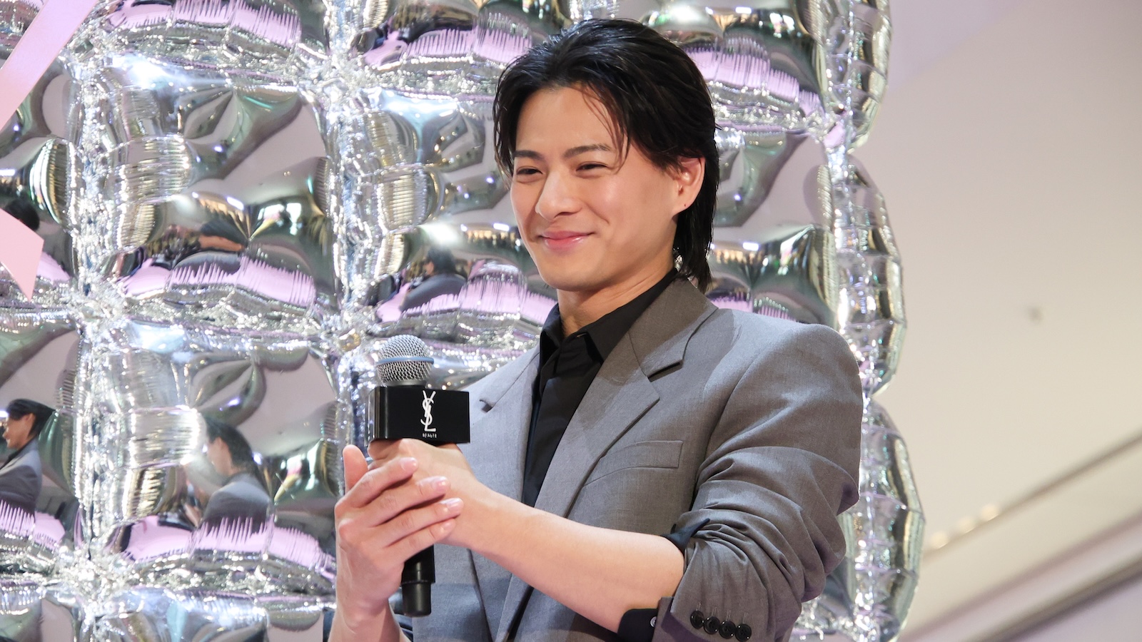 『YSL BEAUTY LOVE GAME TOKYO UNDERGROUND』レセプションに登壇したNumber_iの平野紫耀