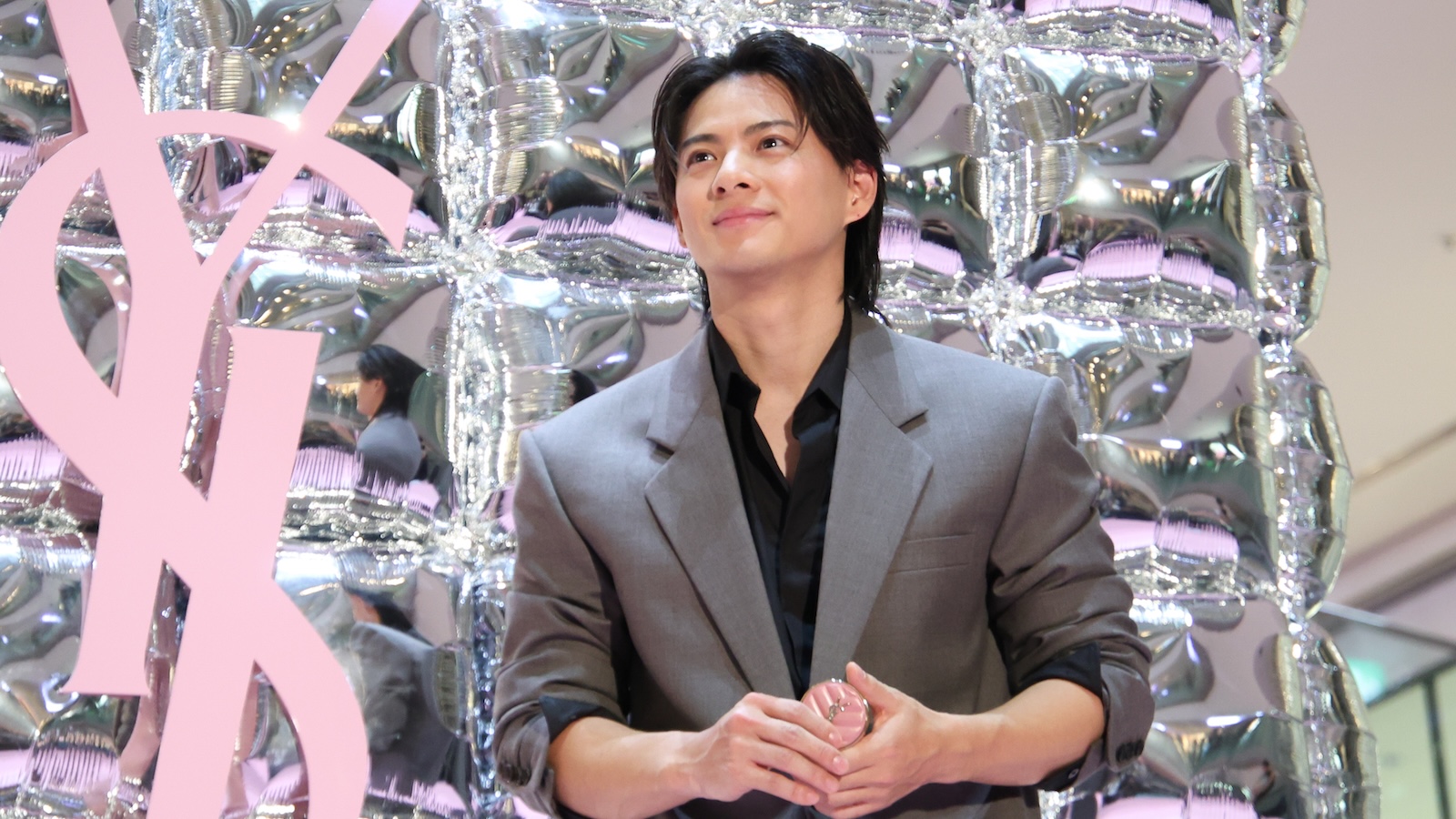 『YSL BEAUTY LOVE GAME TOKYO UNDERGROUND』レセプションに登壇したNumber_iの平野紫耀