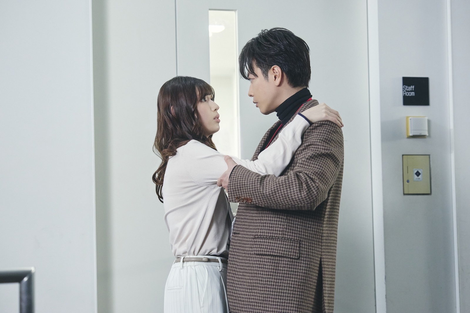 Amazon Original ドラマ『私の夫と結婚して』に出演する白石聖、佐藤健